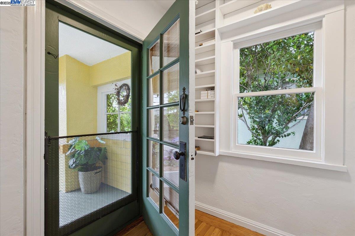 194 John St, Oakland, California 94611, 2 Bedrooms Bedrooms, 5 Rooms Rooms,1 BathroomBathrooms,Residential,For Sale,194 John St,41106192