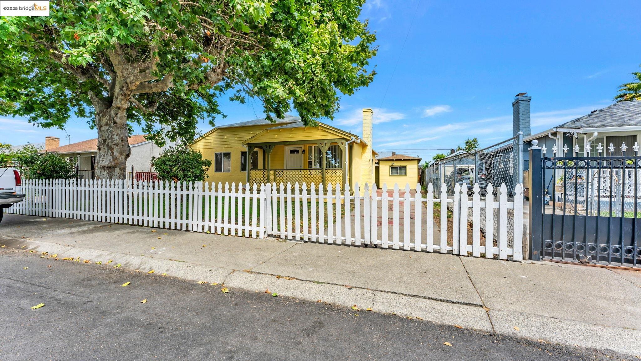 Detail Gallery Image 2 of 37 For 528 La Prenda Drive, Oakland,  CA 94603 - 3 Beds | 2/1 Baths