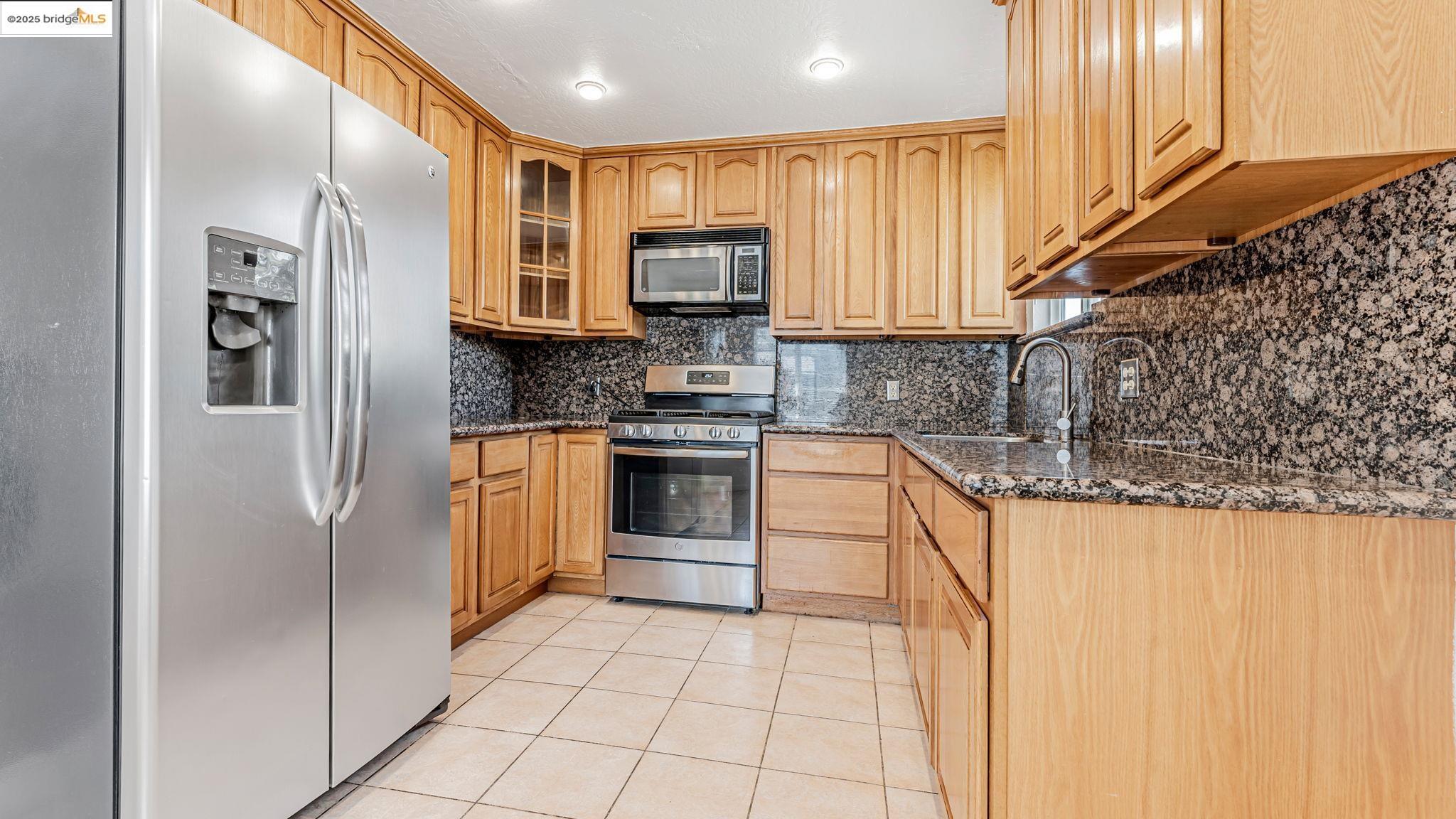 Detail Gallery Image 13 of 37 For 528 La Prenda Drive, Oakland,  CA 94603 - 3 Beds | 2/1 Baths