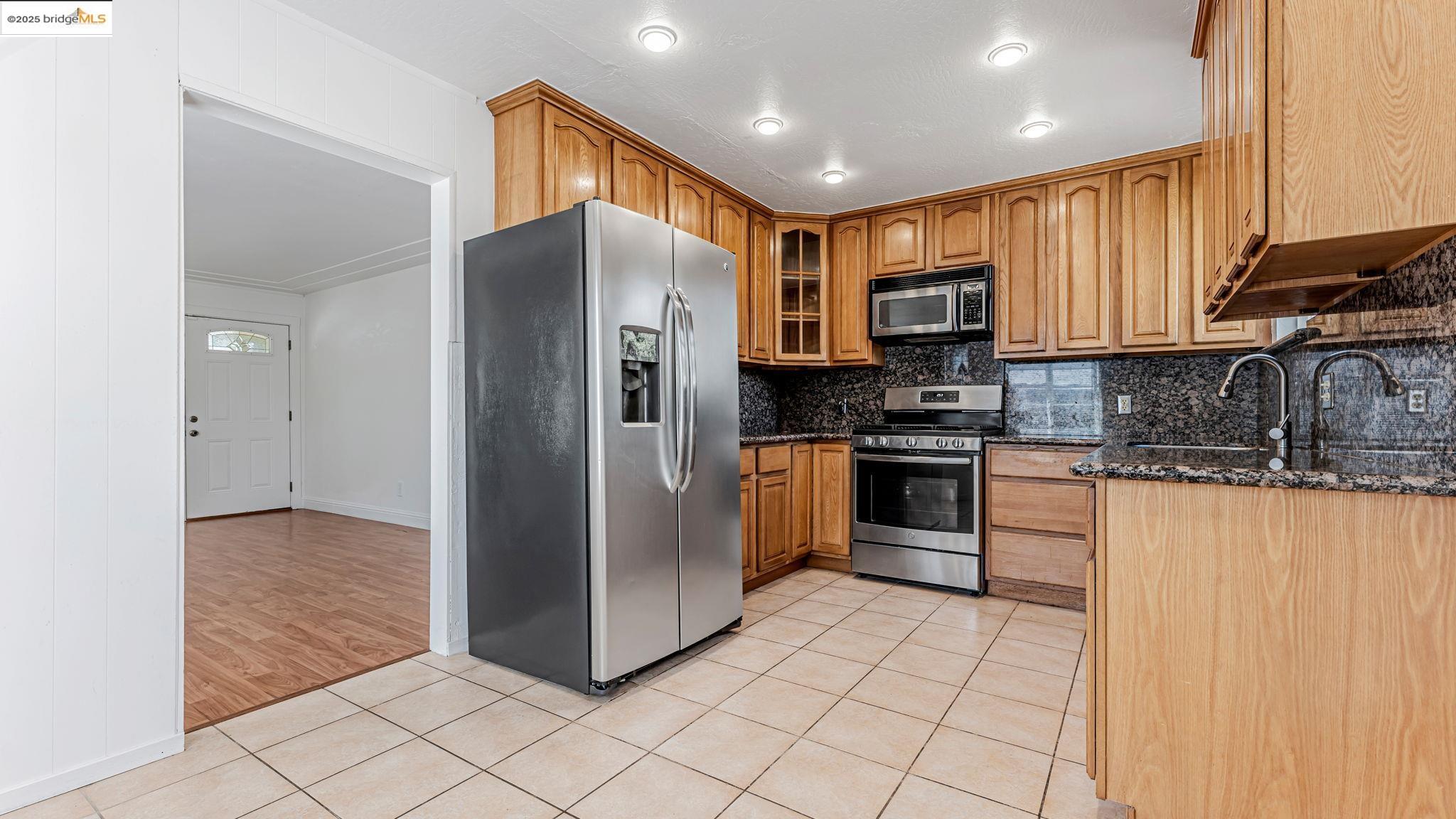 Detail Gallery Image 14 of 37 For 528 La Prenda Drive, Oakland,  CA 94603 - 3 Beds | 2/1 Baths