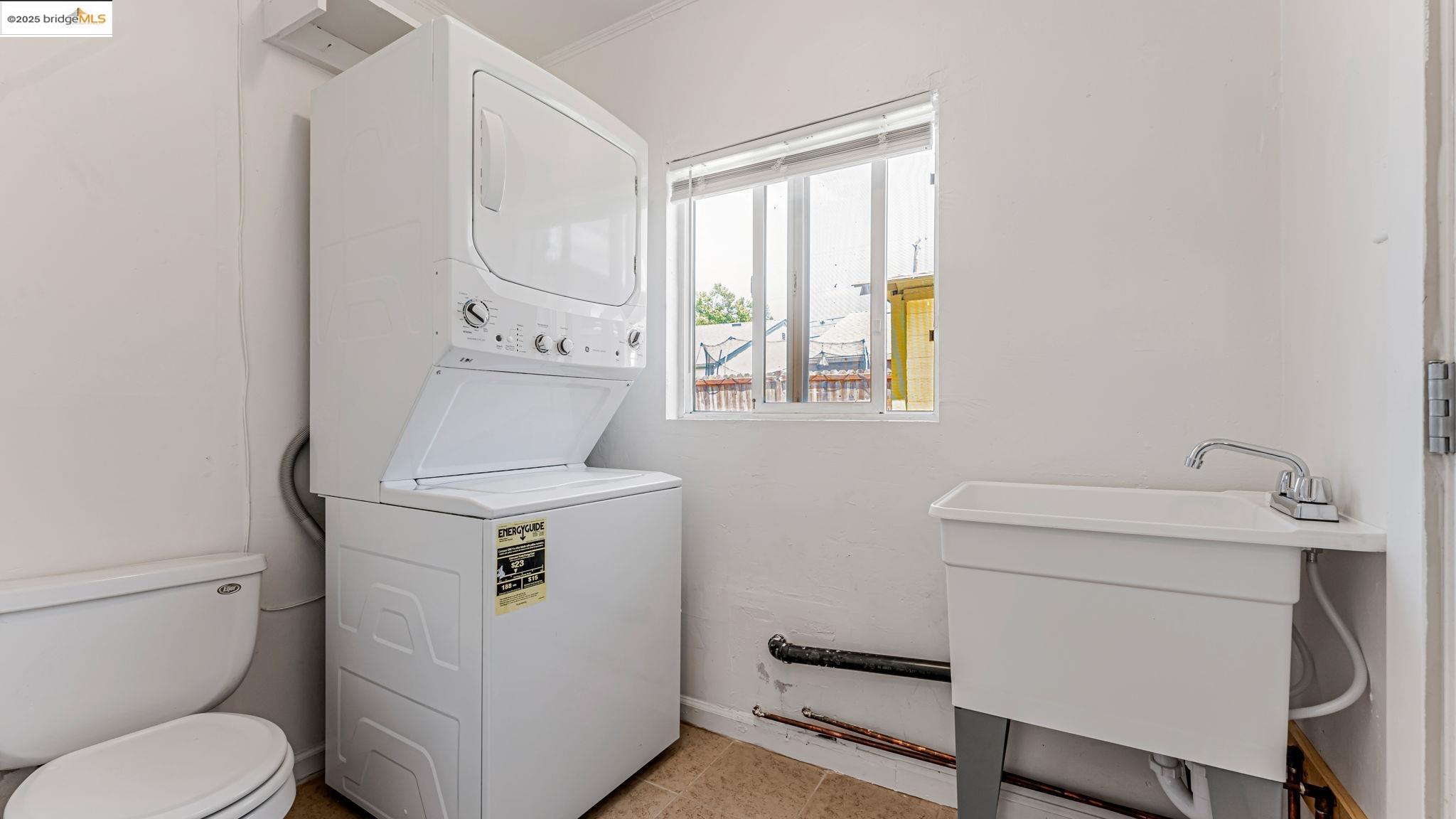 Detail Gallery Image 16 of 37 For 528 La Prenda Drive, Oakland,  CA 94603 - 3 Beds | 2/1 Baths