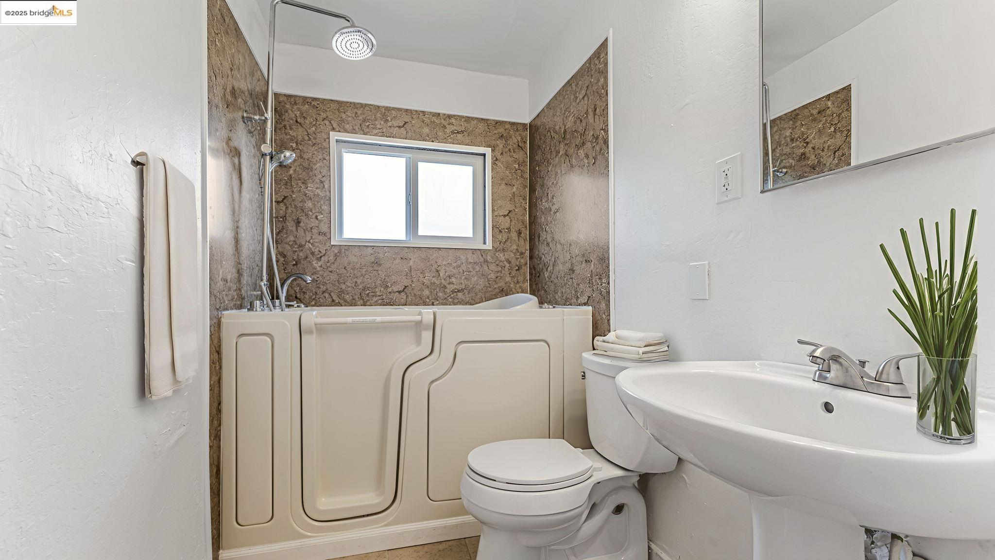 Detail Gallery Image 24 of 37 For 528 La Prenda Drive, Oakland,  CA 94603 - 3 Beds | 2/1 Baths