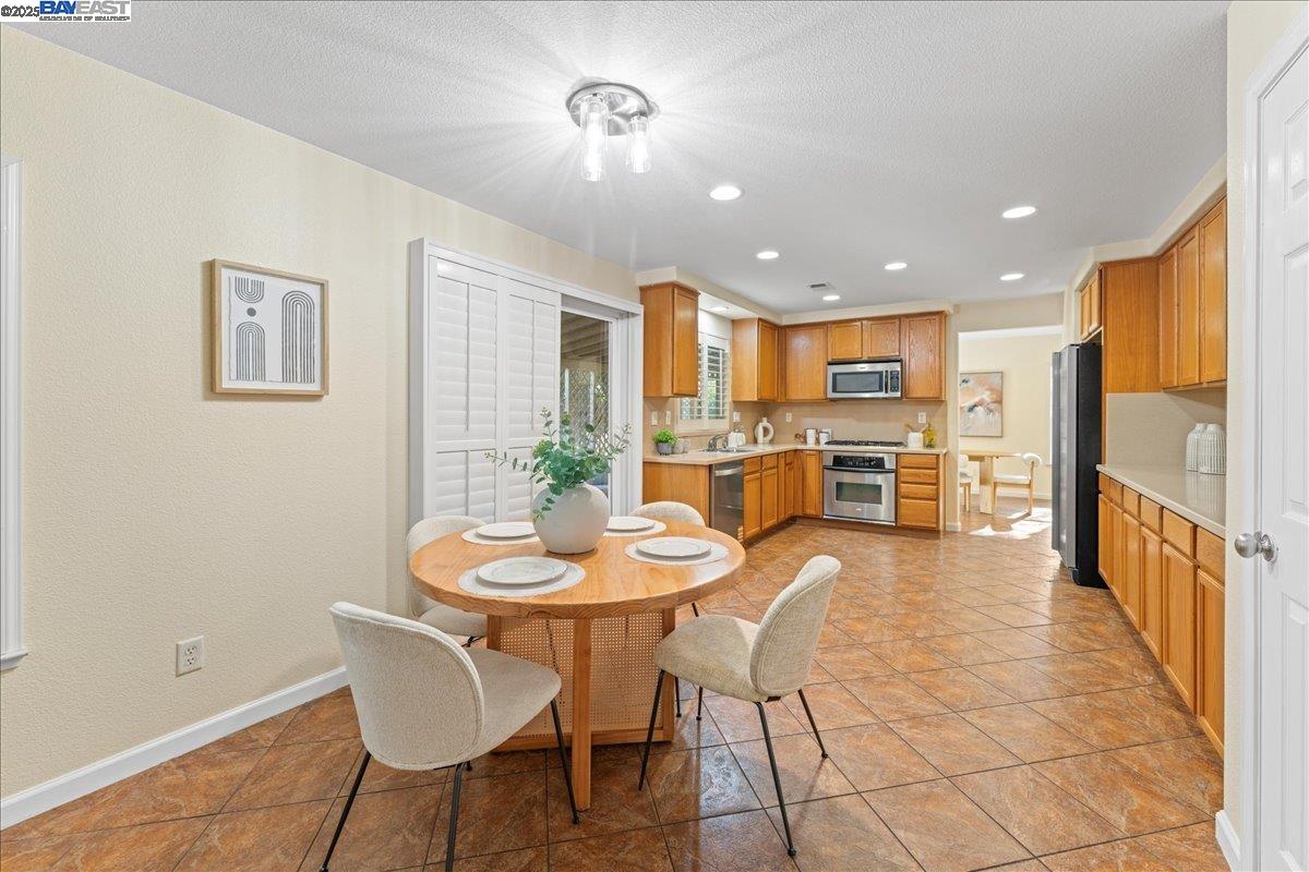 Detail Gallery Image 11 of 60 For 4709 Bartram Run Ct, Stockton,  CA 95212 - 6 Beds | 3 Baths