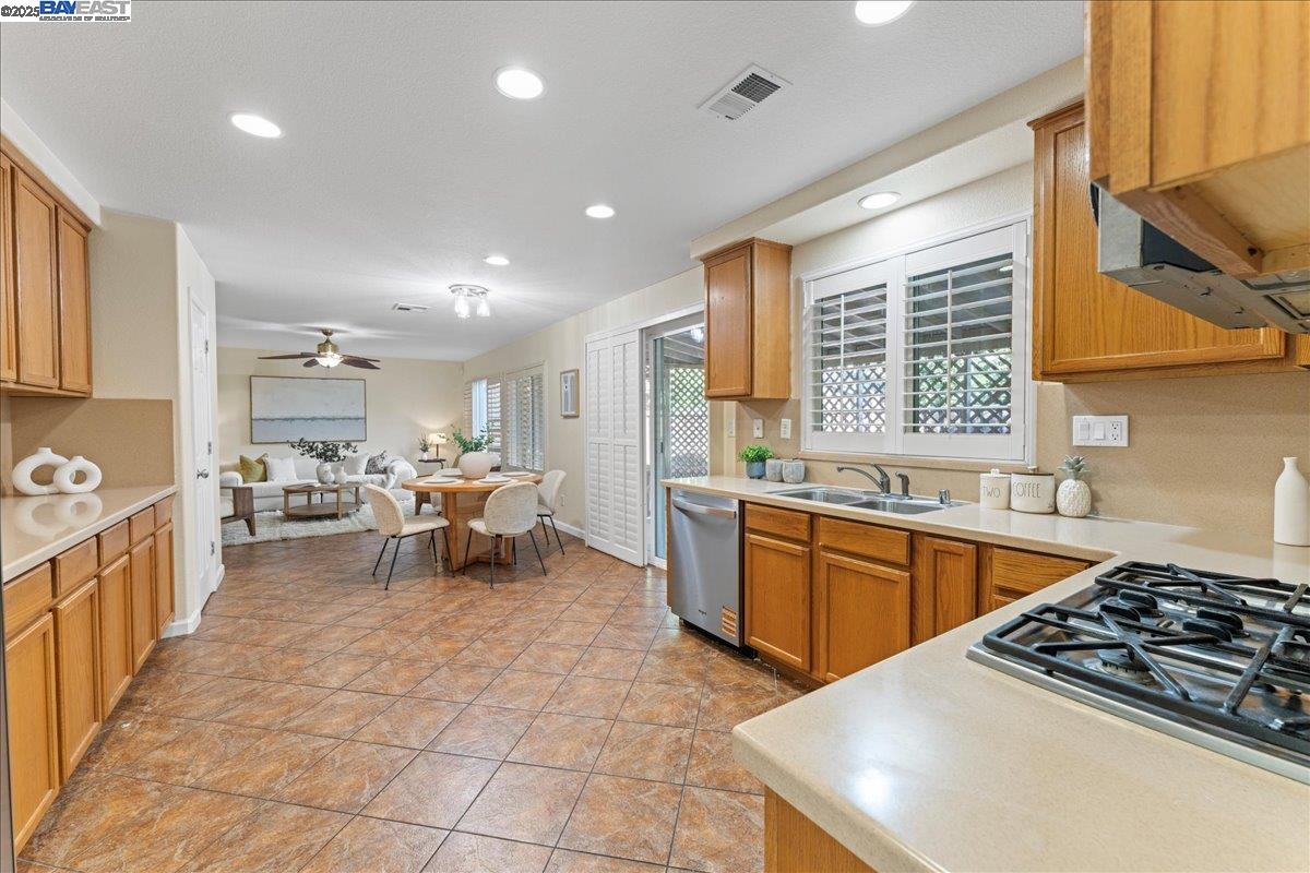 Detail Gallery Image 18 of 60 For 4709 Bartram Run Ct, Stockton,  CA 95212 - 6 Beds | 3 Baths