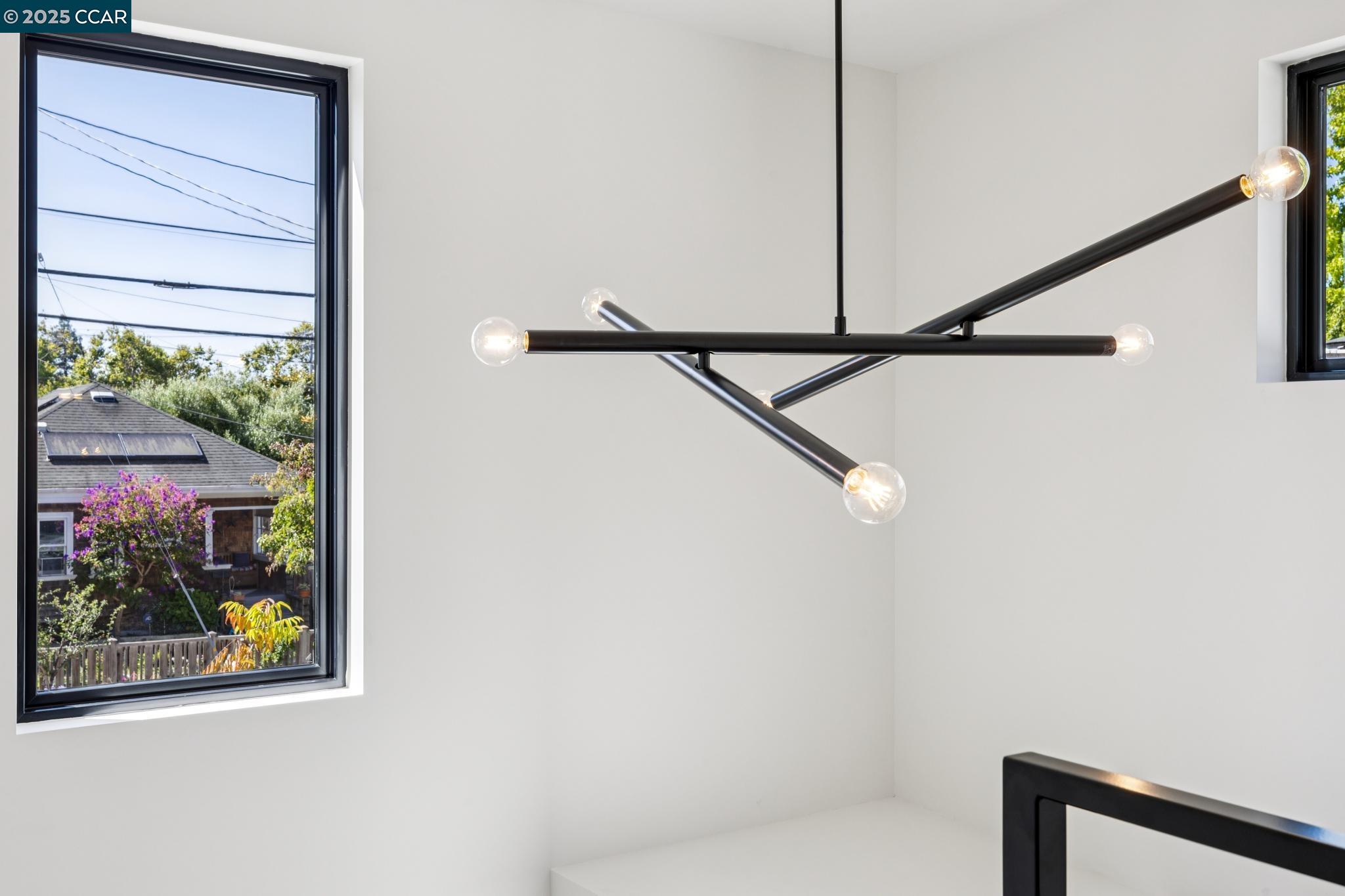 Detail Gallery Image 14 of 30 For 1270 64th St, Emeryville,  CA 94608 - 3 Beds | 2/1 Baths