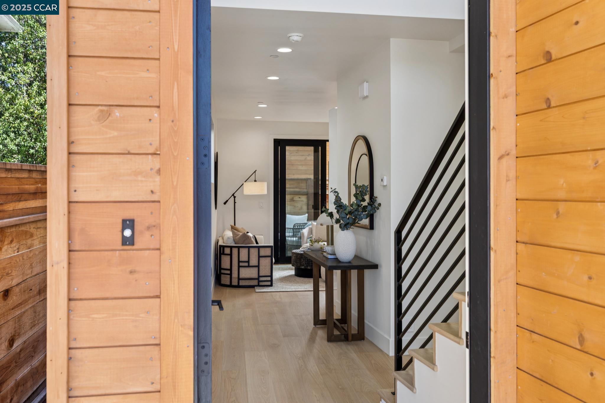 Detail Gallery Image 3 of 30 For 1270 64th St, Emeryville,  CA 94608 - 3 Beds | 2/1 Baths