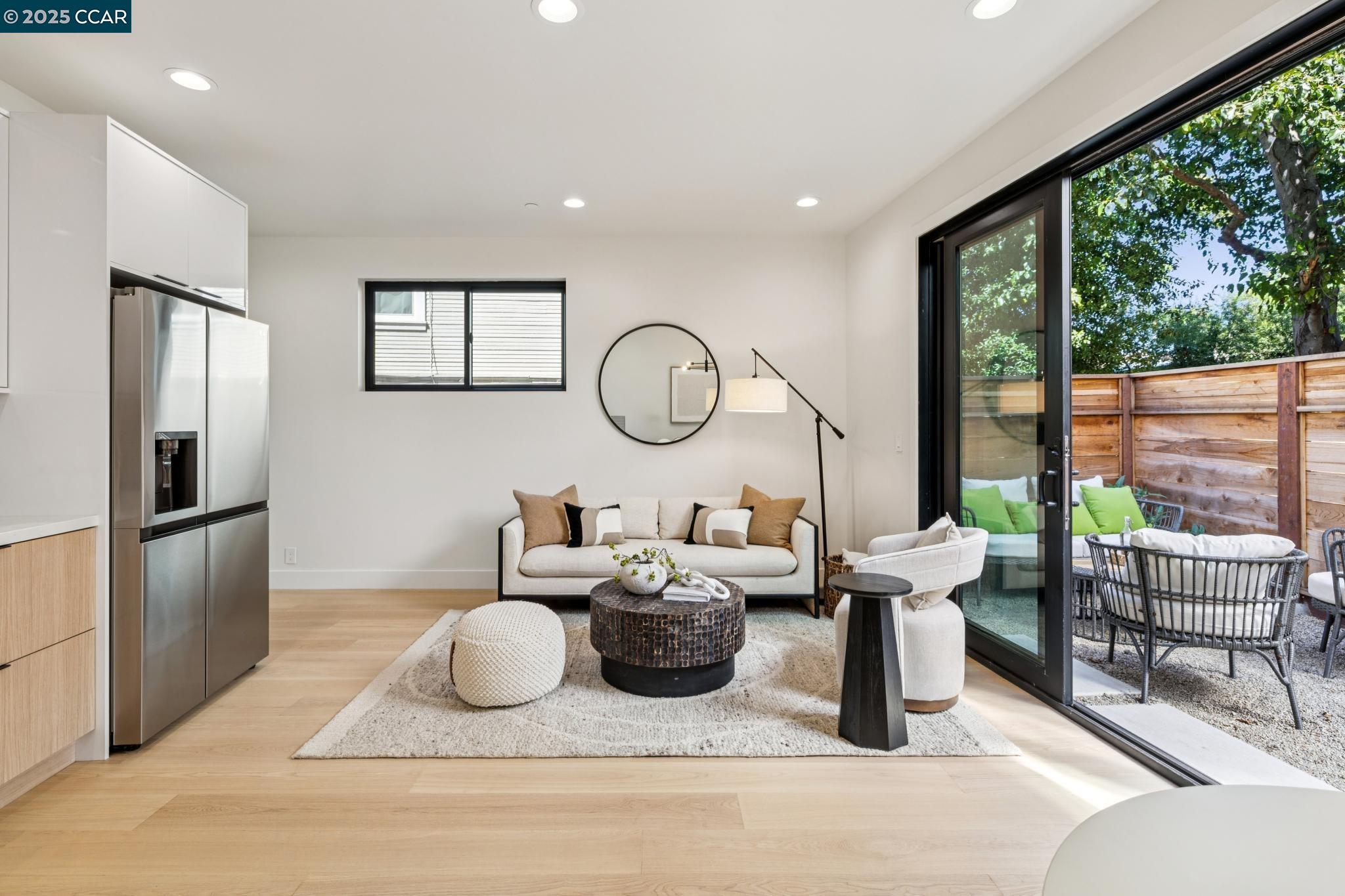 Detail Gallery Image 4 of 30 For 1270 64th St, Emeryville,  CA 94608 - 3 Beds | 2/1 Baths