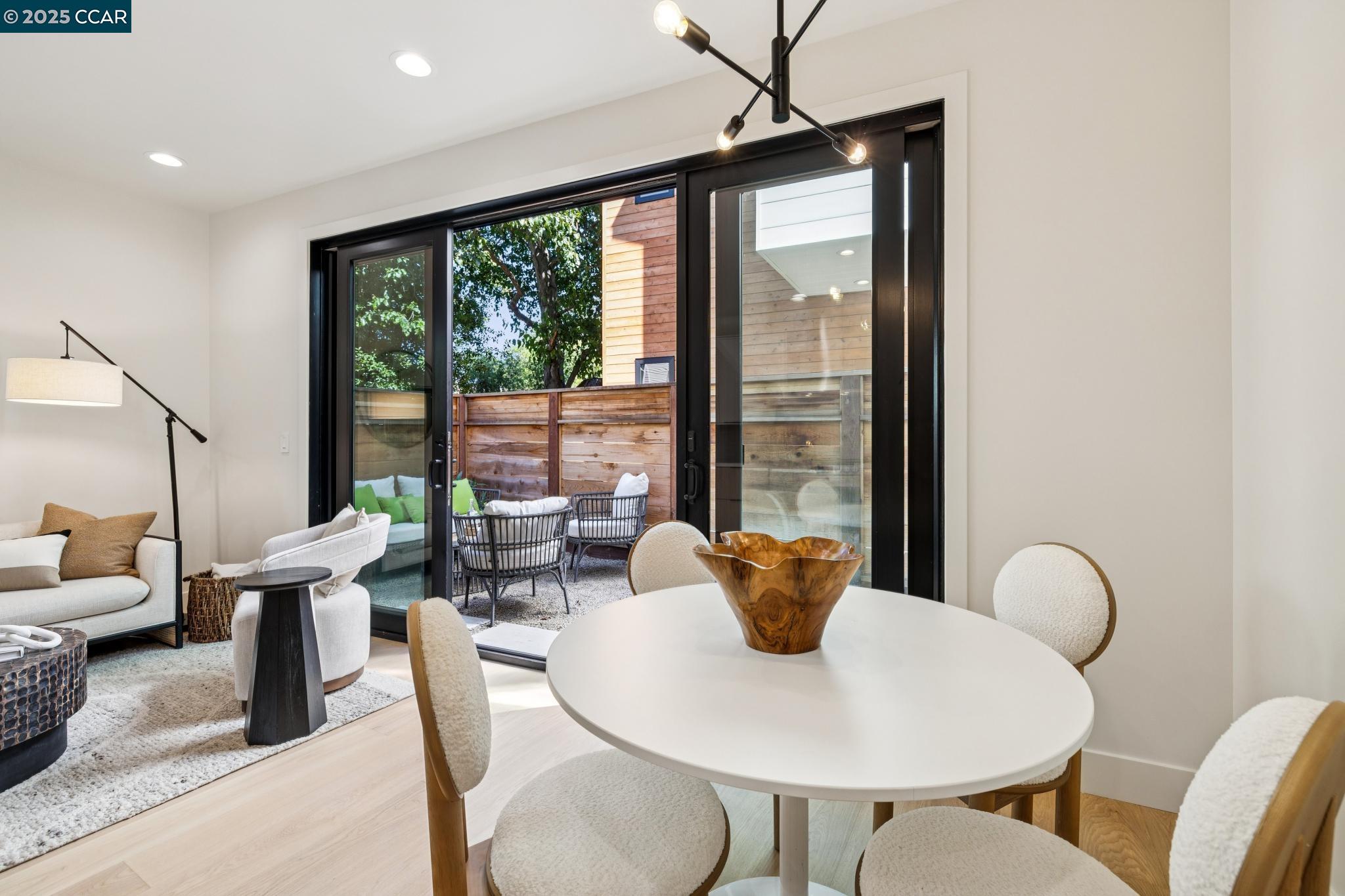 Detail Gallery Image 8 of 30 For 1270 64th St, Emeryville,  CA 94608 - 3 Beds | 2/1 Baths