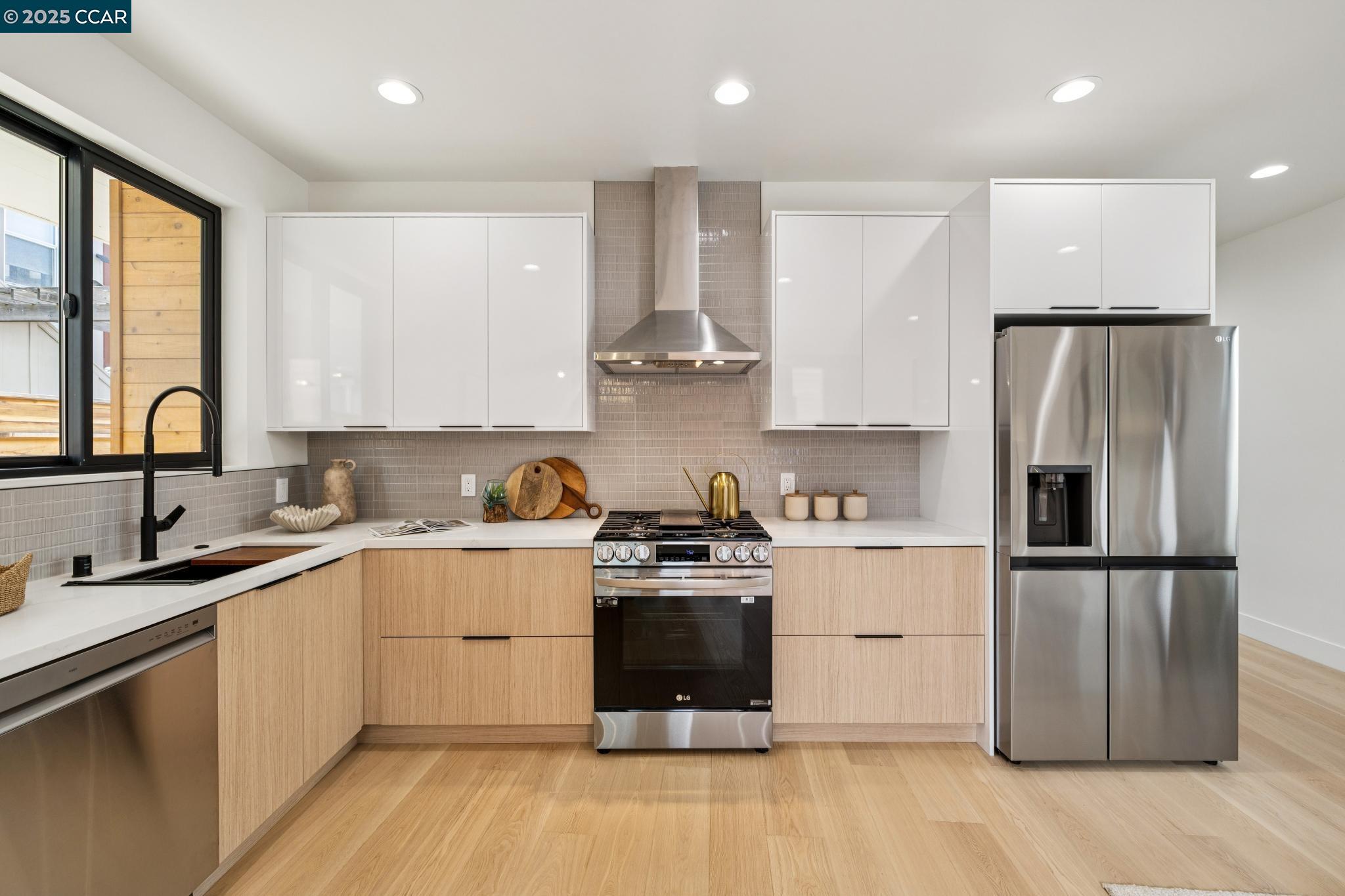 Detail Gallery Image 9 of 30 For 1270 64th St, Emeryville,  CA 94608 - 3 Beds | 2/1 Baths