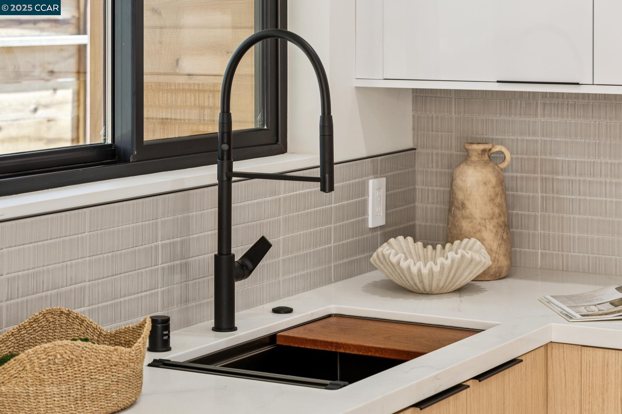 Detail Gallery Image 10 of 30 For 1270 64th St, Emeryville,  CA 94608 - 3 Beds | 2/1 Baths