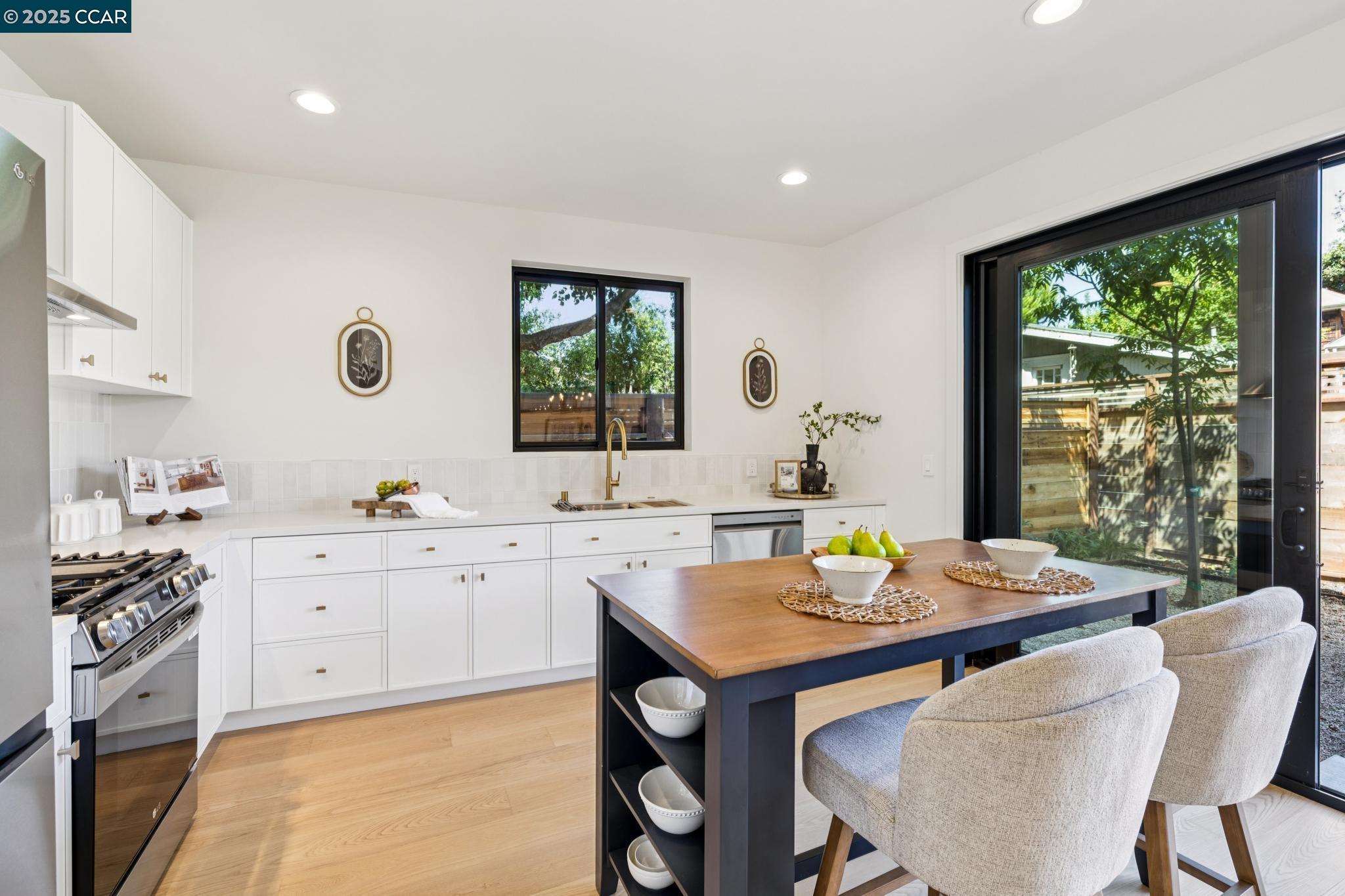 Detail Gallery Image 12 of 28 For 1270a 64th St, Emeryville,  CA 94608 - 3 Beds | 2/1 Baths