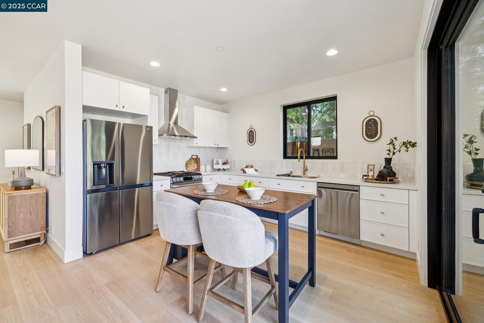 Detail Gallery Image 13 of 28 For 1270a 64th St, Emeryville,  CA 94608 - 3 Beds | 2/1 Baths