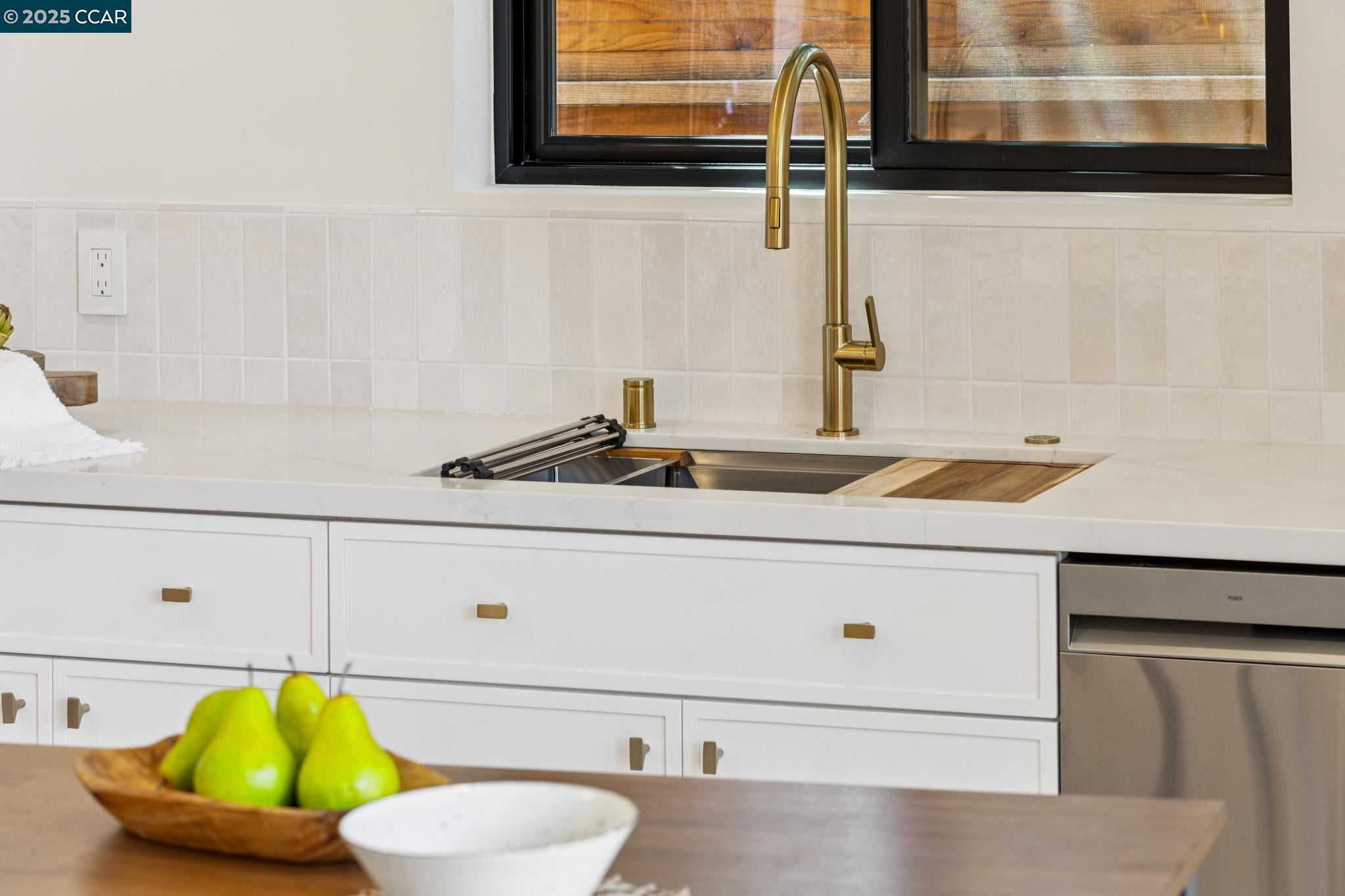 Detail Gallery Image 14 of 28 For 1270a 64th St, Emeryville,  CA 94608 - 3 Beds | 2/1 Baths