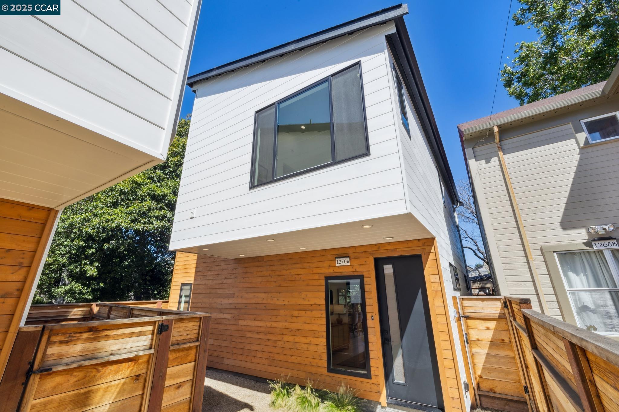 Detail Gallery Image 3 of 28 For 1270a 64th St, Emeryville,  CA 94608 - 3 Beds | 2/1 Baths