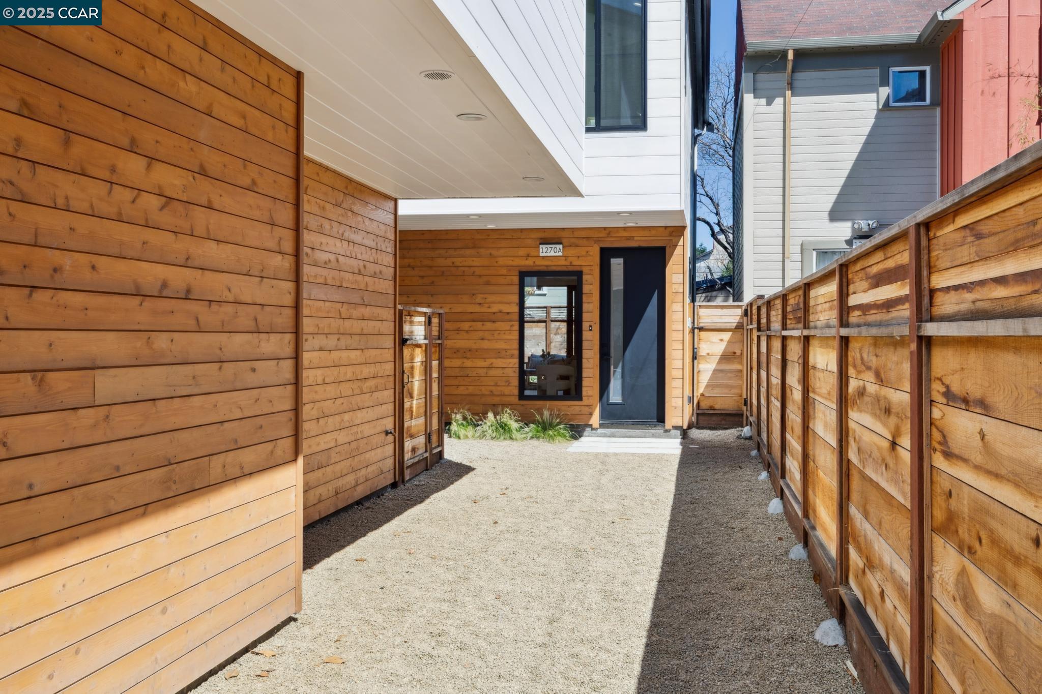 Detail Gallery Image 4 of 28 For 1270a 64th St, Emeryville,  CA 94608 - 3 Beds | 2/1 Baths