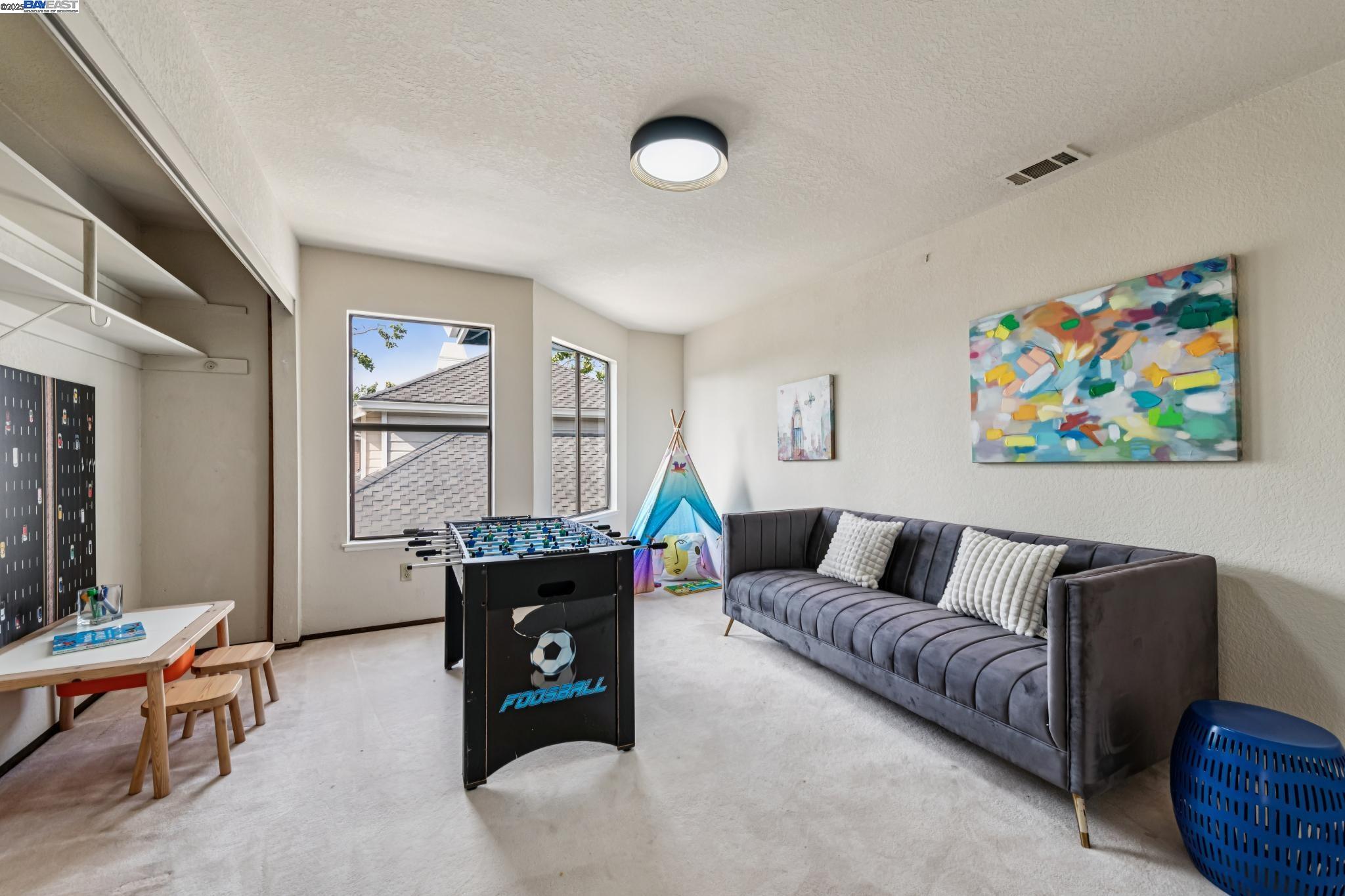 209 Cumberland Ct, Alameda, California 94502, 5 Bedrooms Bedrooms, 9 Rooms Rooms,2 BathroomsBathrooms,Residential,For Sale,209 Cumberland Ct,41106216