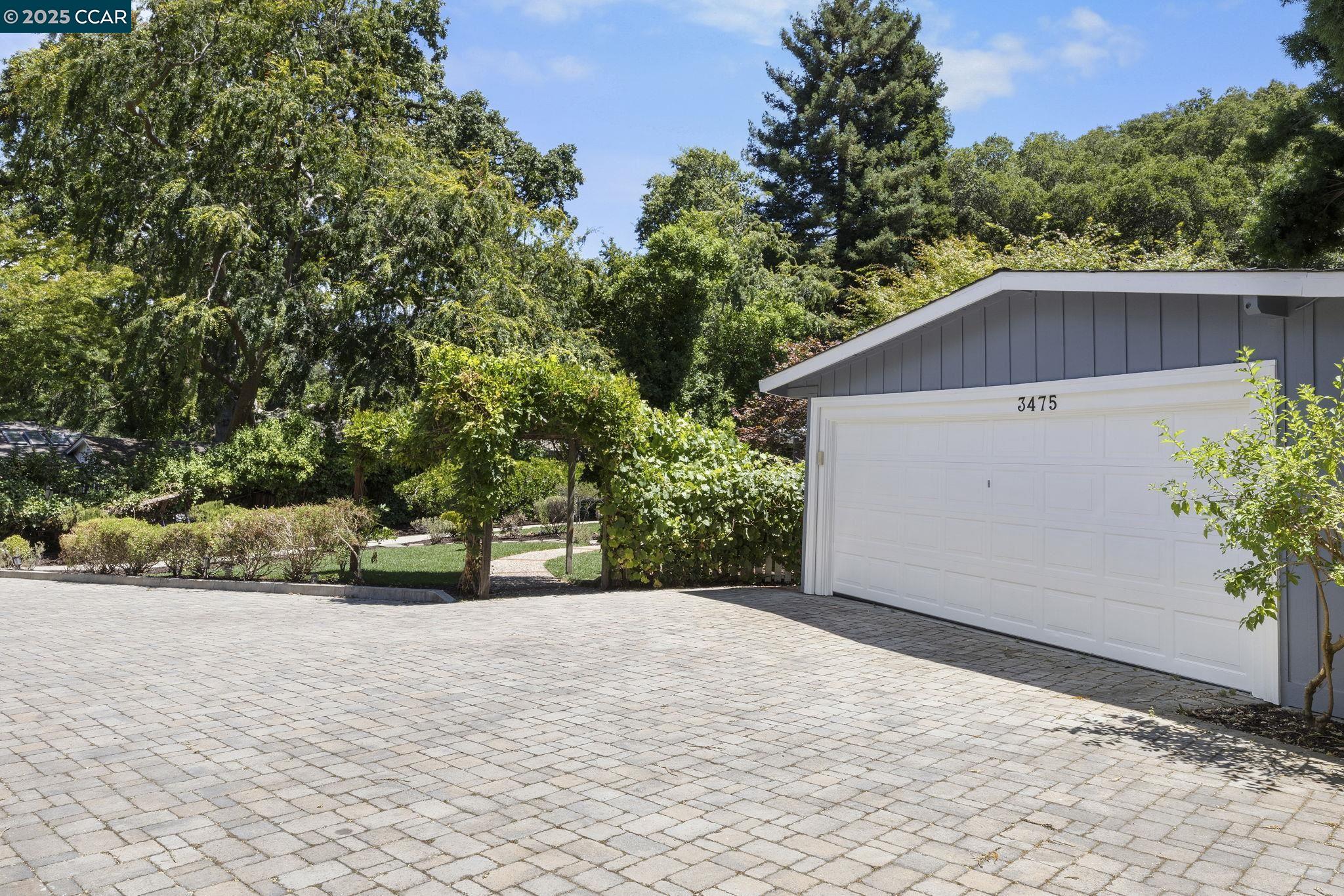 Detail Gallery Image 4 of 53 For 3475 Springhill Rd, Lafayette,  CA 94549 - 4 Beds | 3 Baths