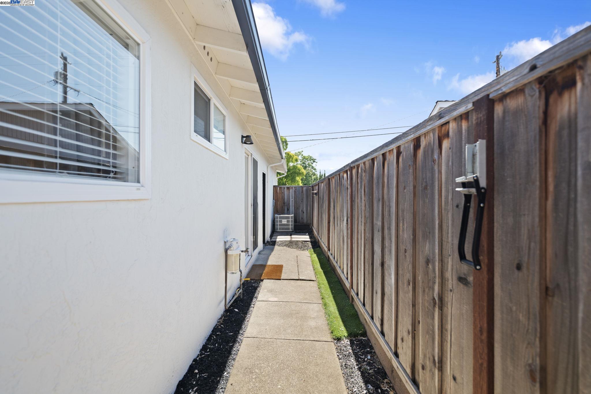 428 N P St, Livermore, California 94551, 4 Bedrooms Bedrooms, 8 Rooms Rooms,2 BathroomsBathrooms,Residential,For Sale,428 N P St,41106228