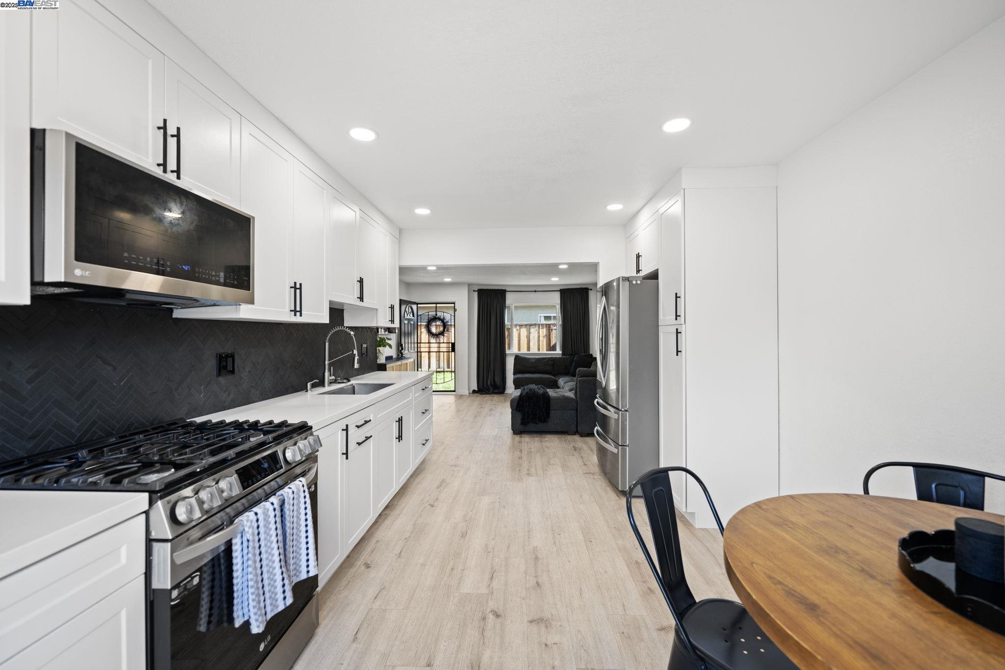 428 N P St, Livermore, California 94551, 4 Bedrooms Bedrooms, 8 Rooms Rooms,2 BathroomsBathrooms,Residential,For Sale,428 N P St,41106228