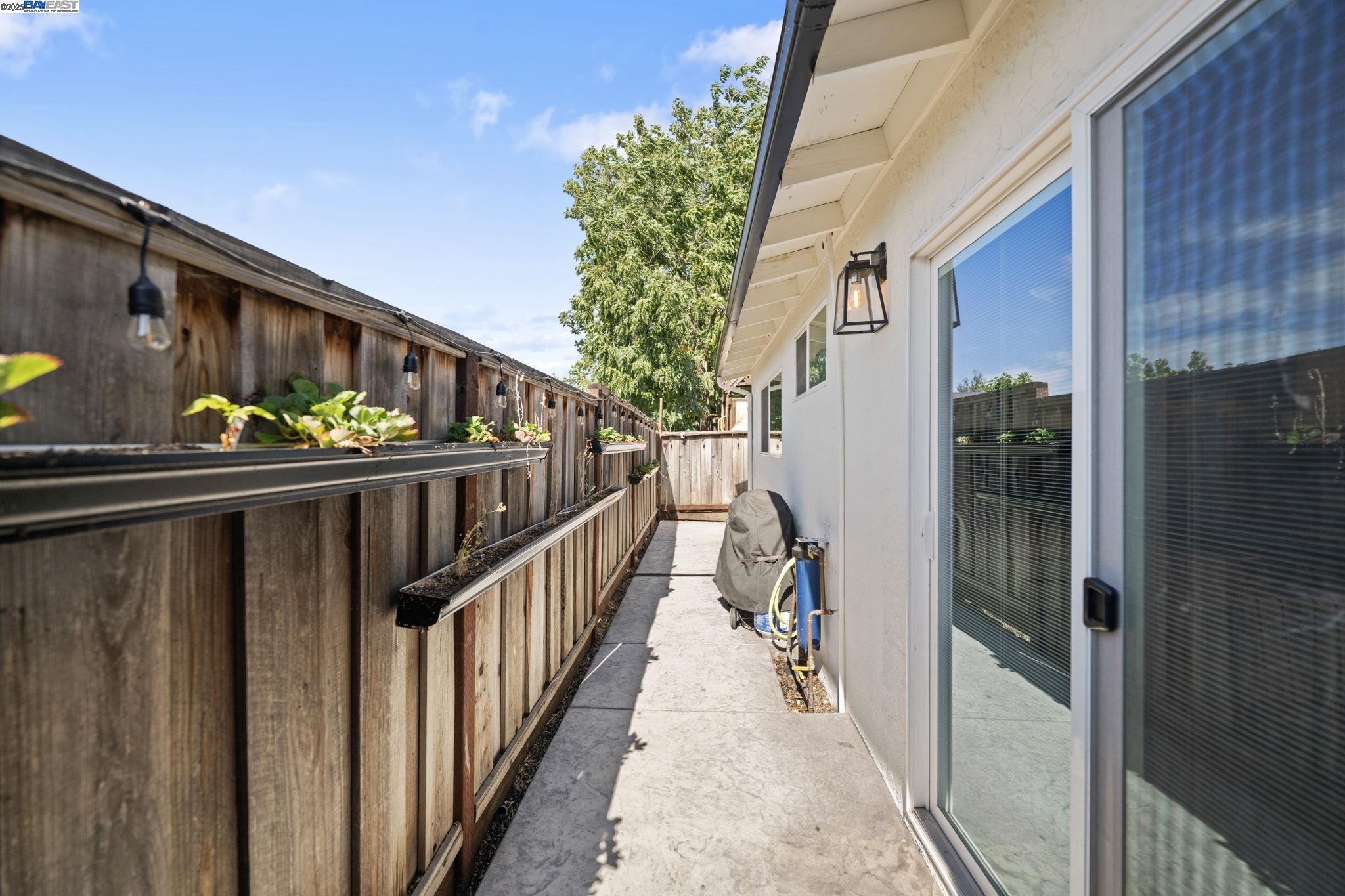 428 N P St, Livermore, California 94551, 4 Bedrooms Bedrooms, 8 Rooms Rooms,2 BathroomsBathrooms,Residential,For Sale,428 N P St,41106228