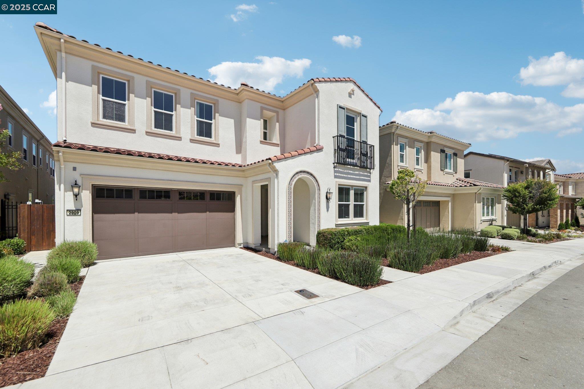 Detail Gallery Image 2 of 48 For 2909 Tulare Hills Dr, Dublin,  CA 94568 - 6 Beds | 5/1 Baths