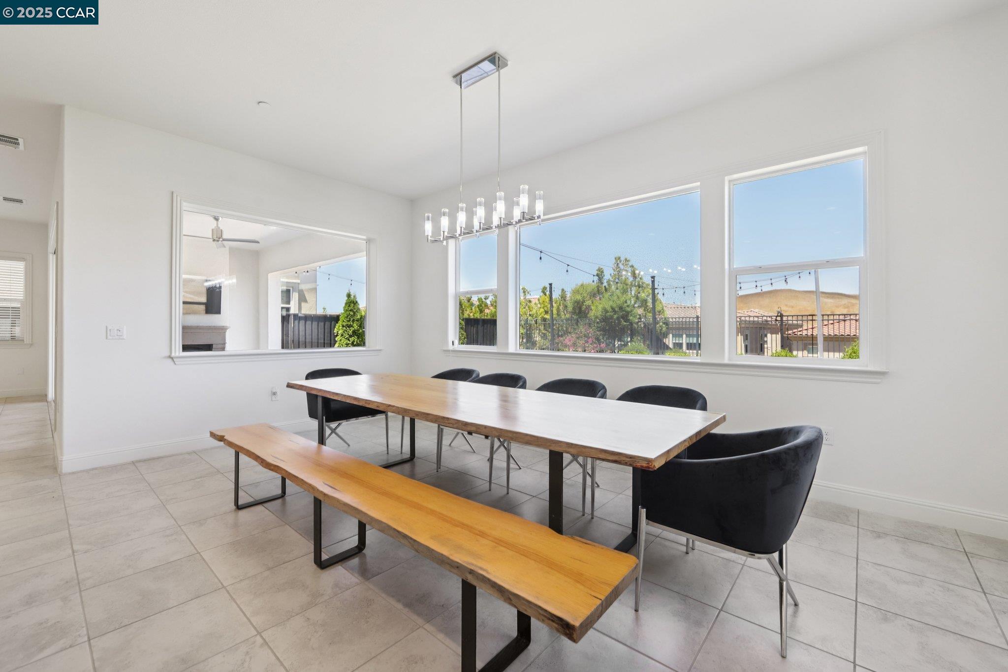 Detail Gallery Image 4 of 48 For 2909 Tulare Hills Dr, Dublin,  CA 94568 - 6 Beds | 5/1 Baths