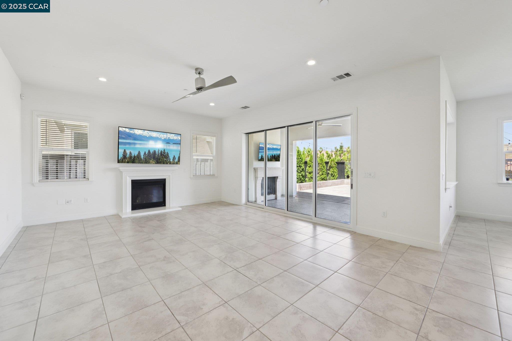 Detail Gallery Image 6 of 48 For 2909 Tulare Hills Dr, Dublin,  CA 94568 - 6 Beds | 5/1 Baths
