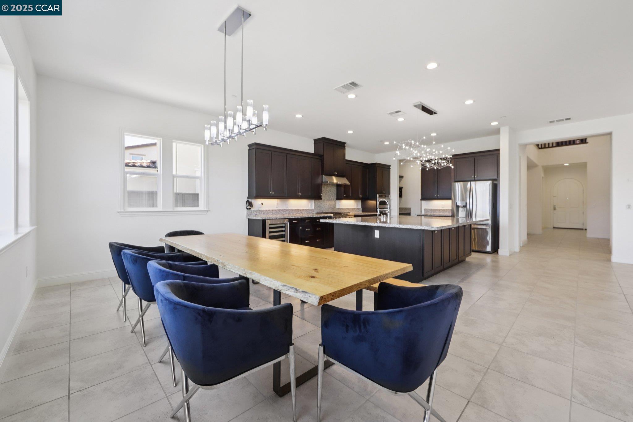 Detail Gallery Image 8 of 48 For 2909 Tulare Hills Dr, Dublin,  CA 94568 - 6 Beds | 5/1 Baths