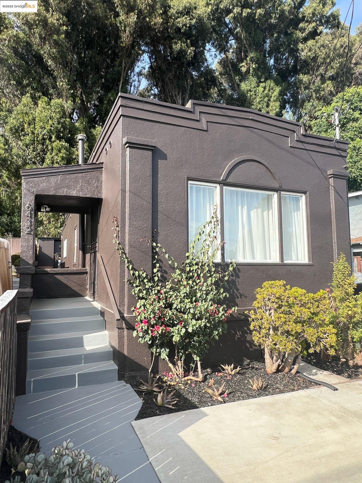 Detail Gallery Image 2 of 24 For 6432 Sunnymere, Oakland,  CA 94605 - 2 Beds | 2 Baths