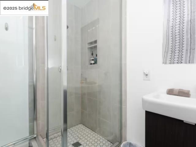 6432 Sunnymere, Oakland, California 94605, 1 Bedroom Bedrooms, 3 Rooms Rooms,1 BathroomBathrooms,Residential,For Sale,6432 Sunnymere,41106233