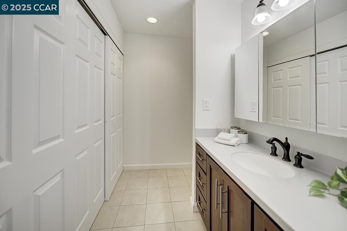 3136 Tice Creek Dr # 8, Walnut Creek, California 94595, 2 Bedrooms Bedrooms, 6 Rooms Rooms,2 BathroomsBathrooms,Residential,For Sale,3136 Tice Creek Dr # 8,41106241