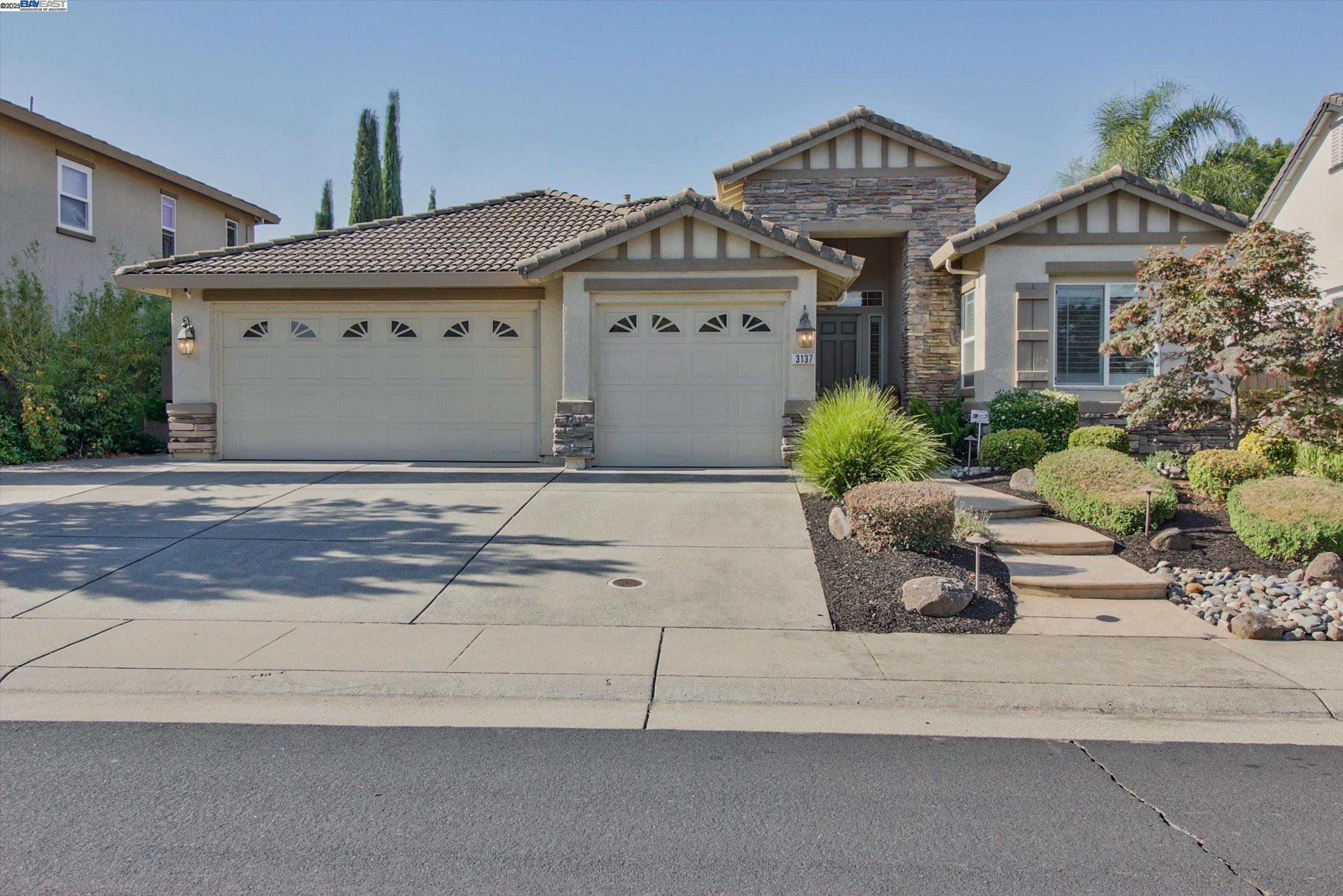 Detail Gallery Image 1 of 1 For 3137 Grasmere Cir, Roseville,  CA 95661 - 3 Beds | 2 Baths