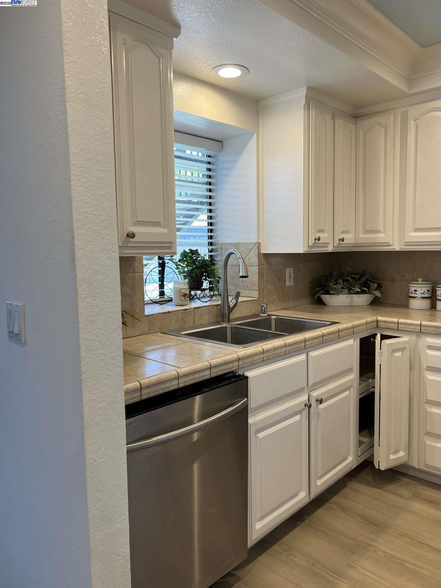 3287 Shadow Park Pl, San Jose, California 95121, 2 Bedrooms Bedrooms, 4 Rooms Rooms,1 BathroomBathrooms,Residential,For Sale,3287 Shadow Park Pl,41106263