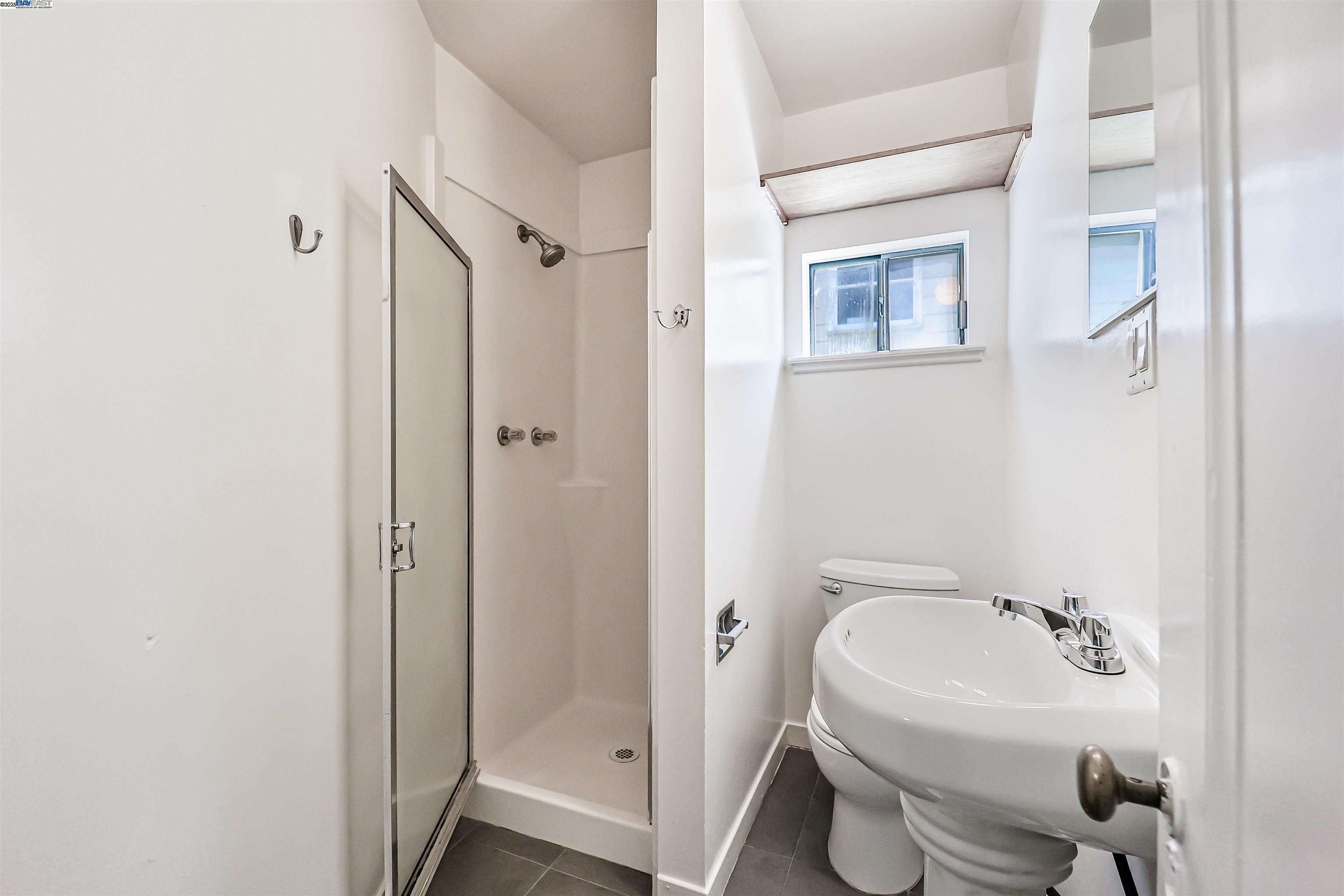 Detail Gallery Image 6 of 19 For 2503 Regent St, Berkeley,  CA 94704 - 2 Beds | 1 Baths