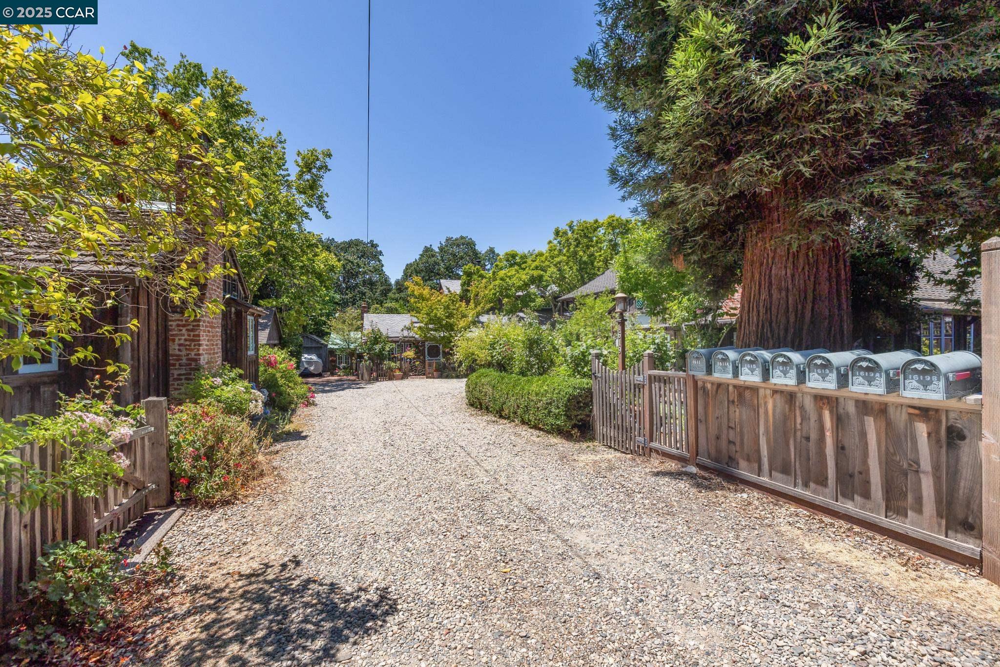Detail Gallery Image 8 of 60 For 1611 Carmel Dr, Walnut Creek,  CA 94596 - 3 Beds | 3 Baths