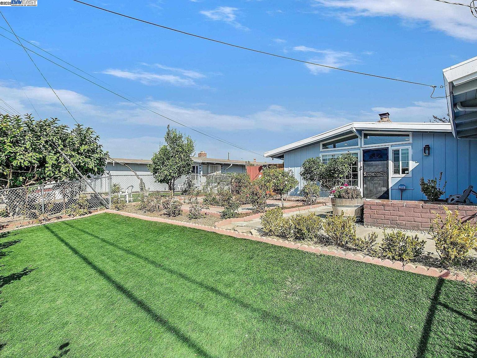 Detail Gallery Image 3 of 31 For 27584 La Porte Ave, Hayward,  CA 94545 - 3 Beds | 2 Baths