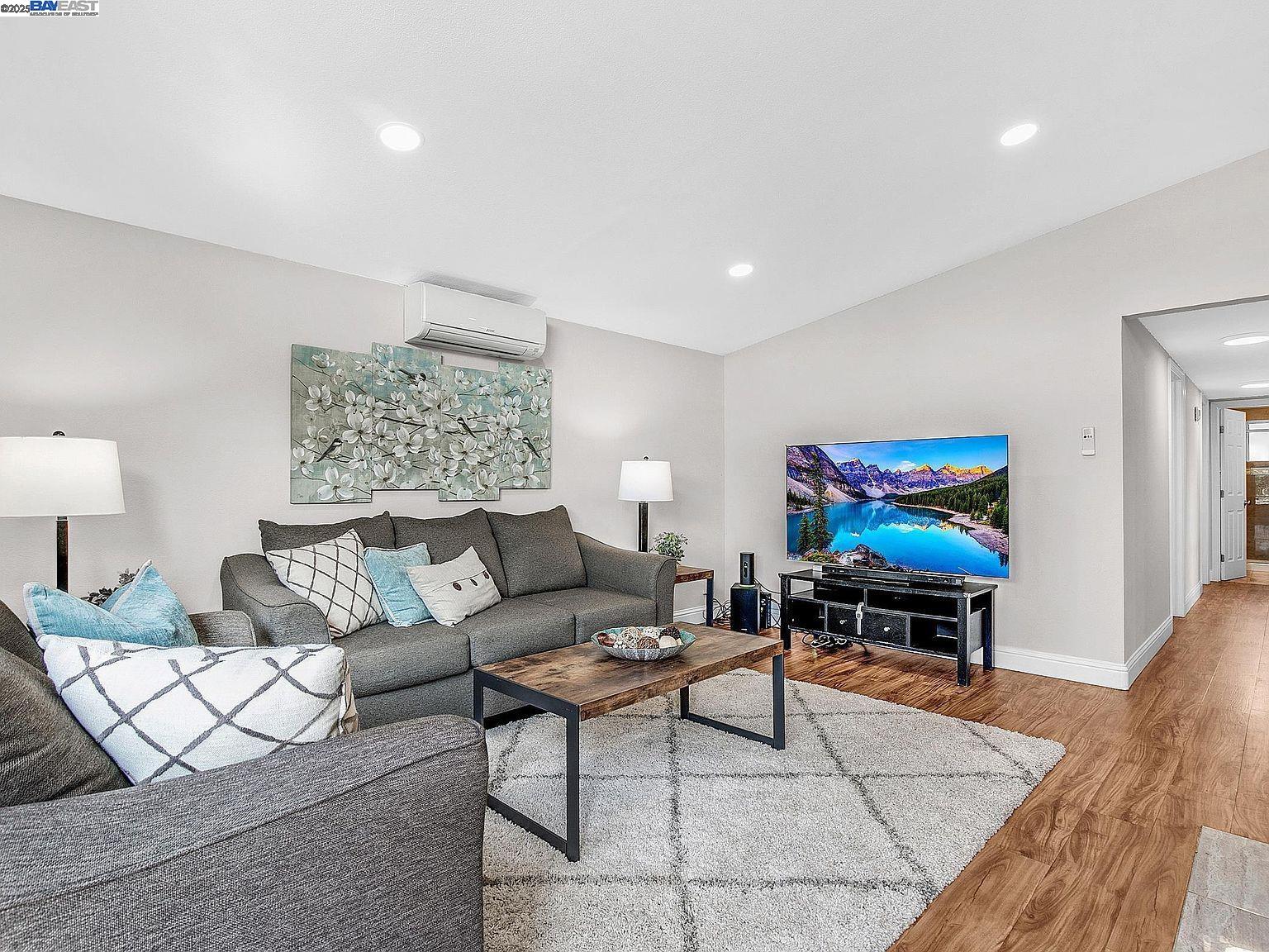 Detail Gallery Image 7 of 31 For 27584 La Porte Ave, Hayward,  CA 94545 - 3 Beds | 2 Baths