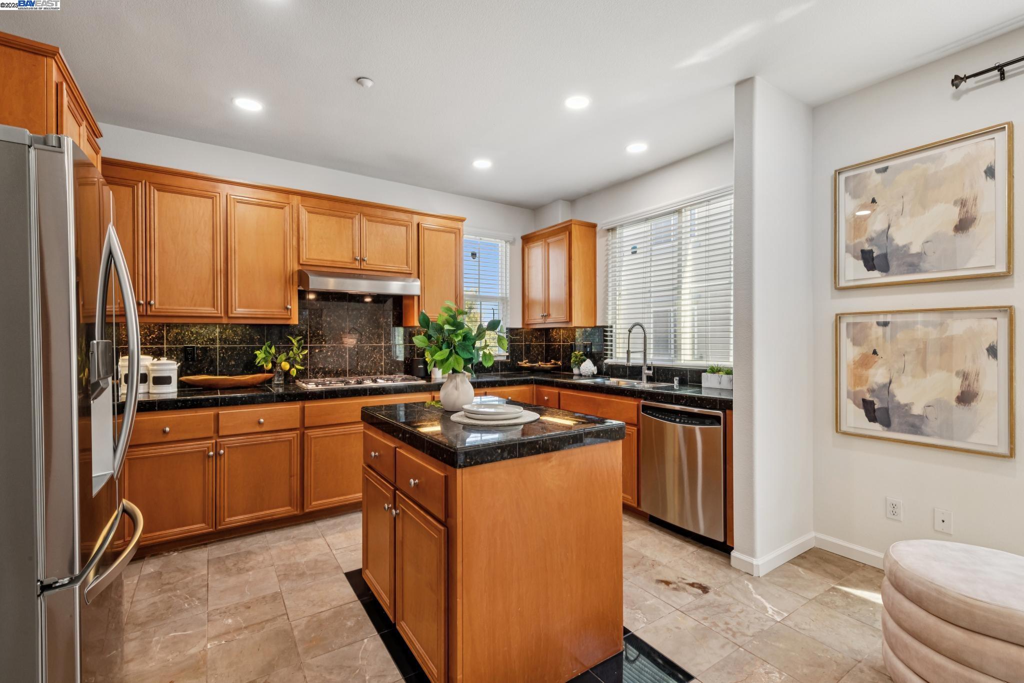 Detail Gallery Image 13 of 52 For 8857 Oliver Pl, Dublin,  CA 94568 - 4 Beds | 2/1 Baths