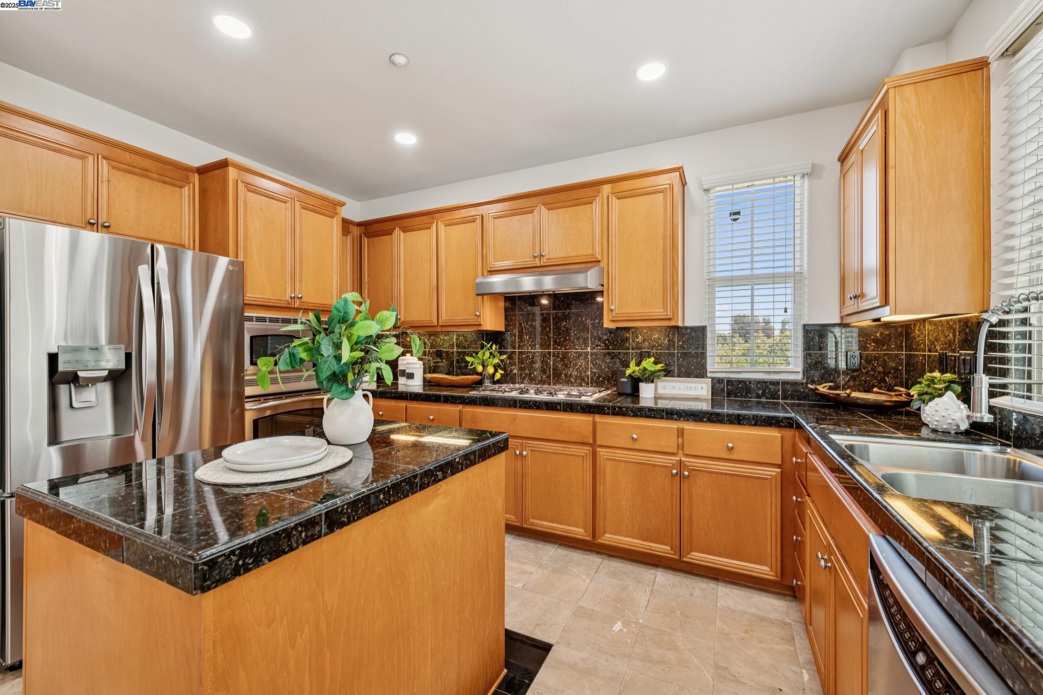 Detail Gallery Image 14 of 52 For 8857 Oliver Pl, Dublin,  CA 94568 - 4 Beds | 2/1 Baths