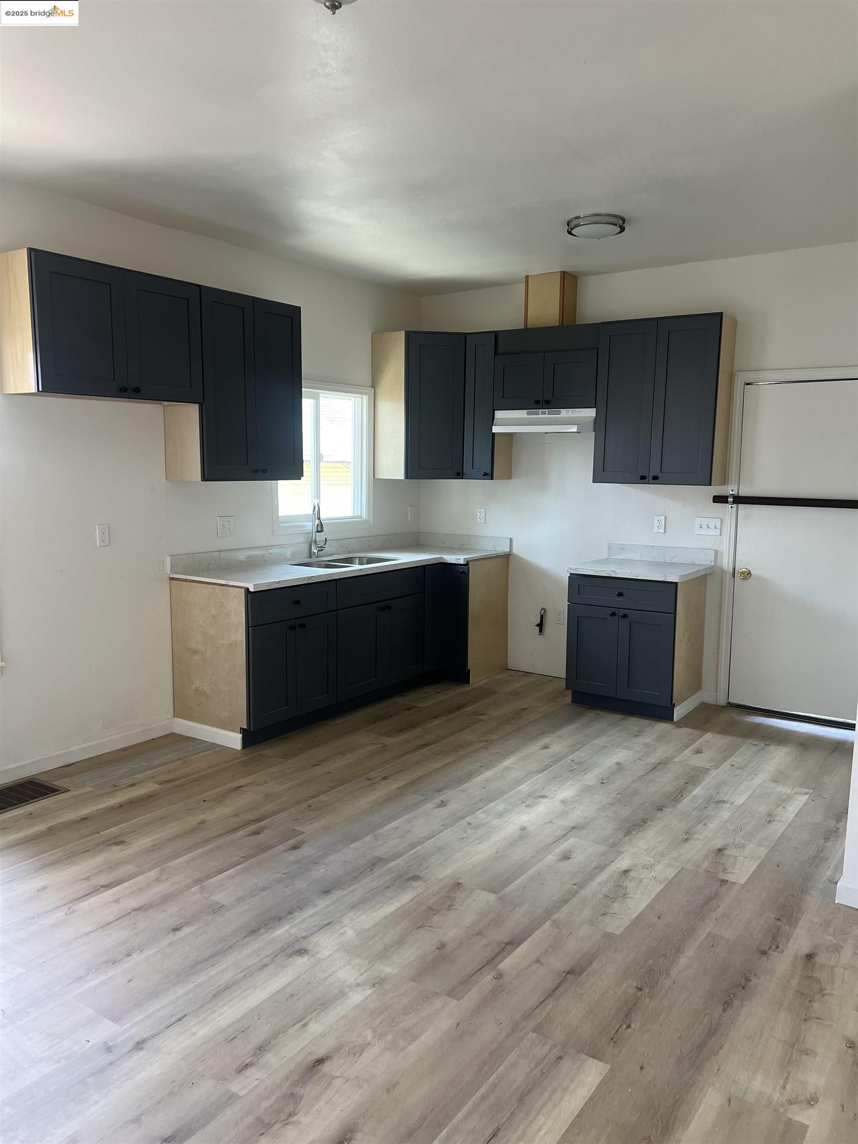 Detail Gallery Image 5 of 5 For 1155 N Pilgrim St, Stockton,  CA 95205 - 3 Beds | 1 Baths