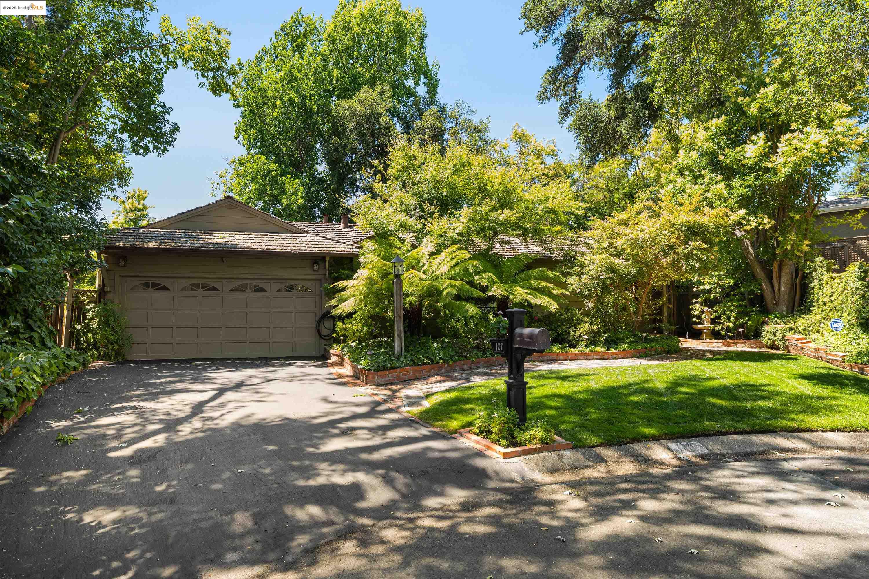 Detail Gallery Image 1 of 1 For 107 Burns Ct, Pleasant Hill,  CA 94523 - 3 Beds | 2 Baths