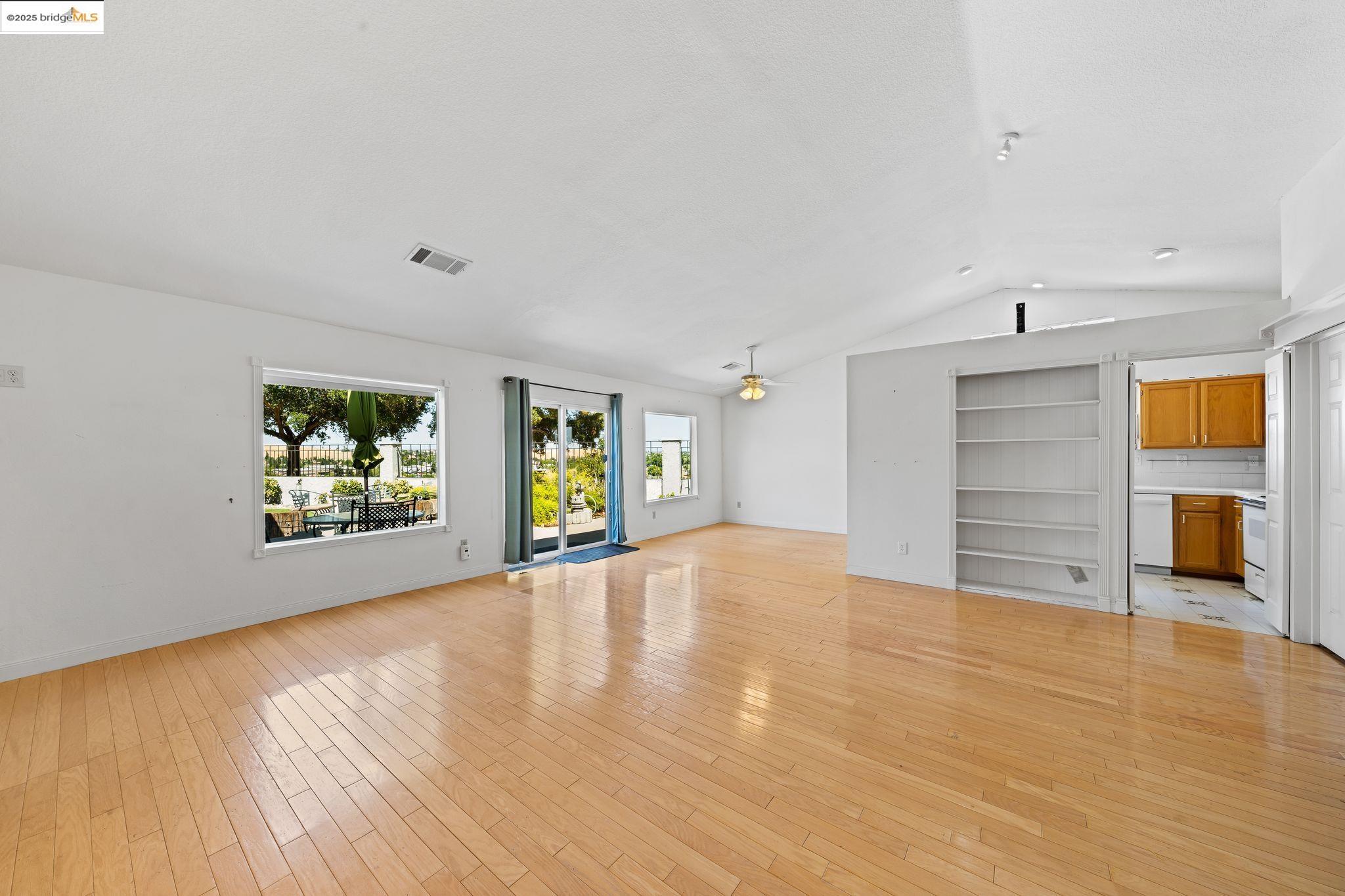 Detail Gallery Image 5 of 36 For 5213 Walker Ct, Antioch,  CA 94531 - 3 Beds | 2 Baths