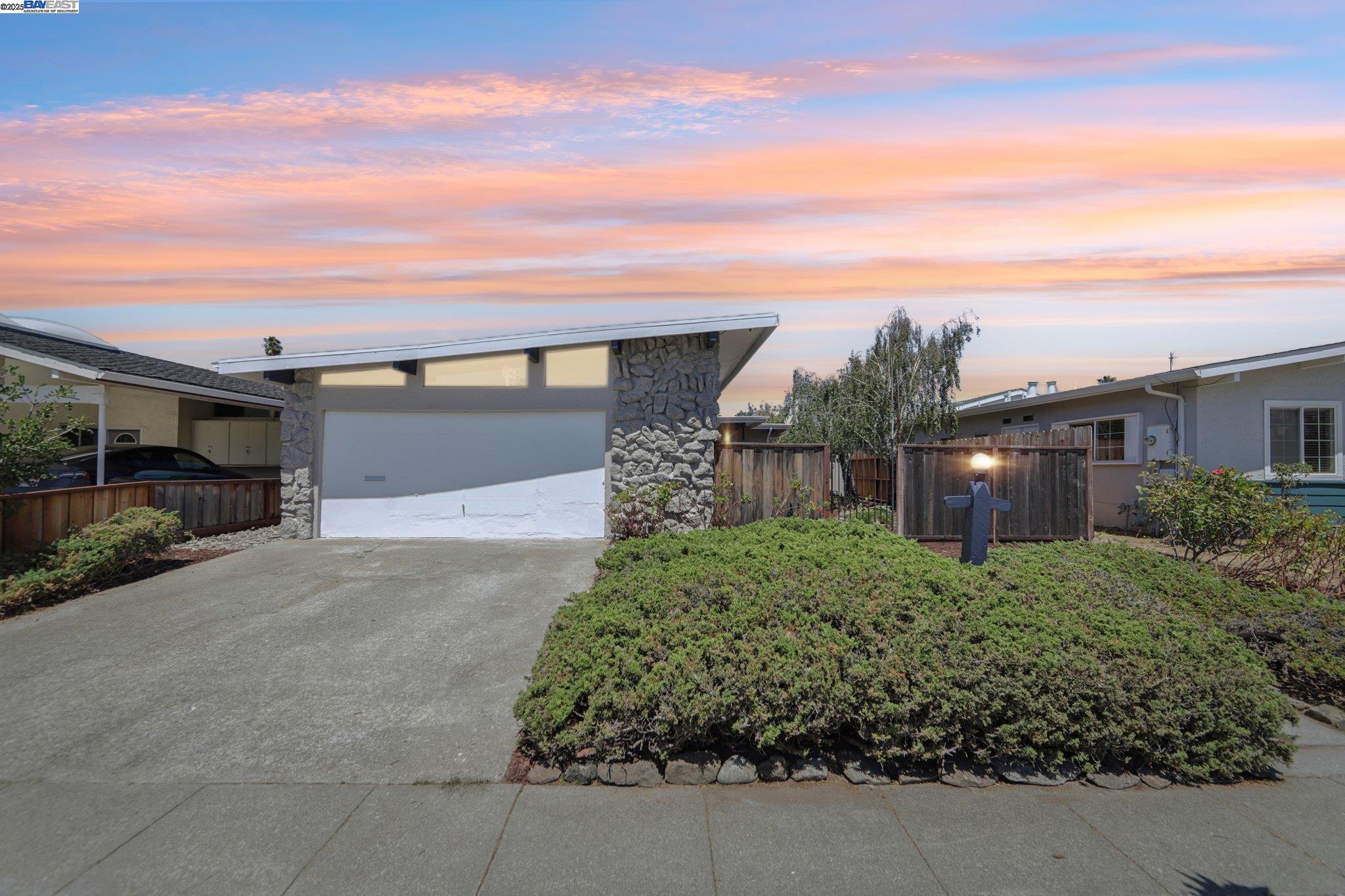 Detail Gallery Image 1 of 1 For 1213 Rosewood Way, Alameda,  CA 94501 - 3 Beds | 2 Baths