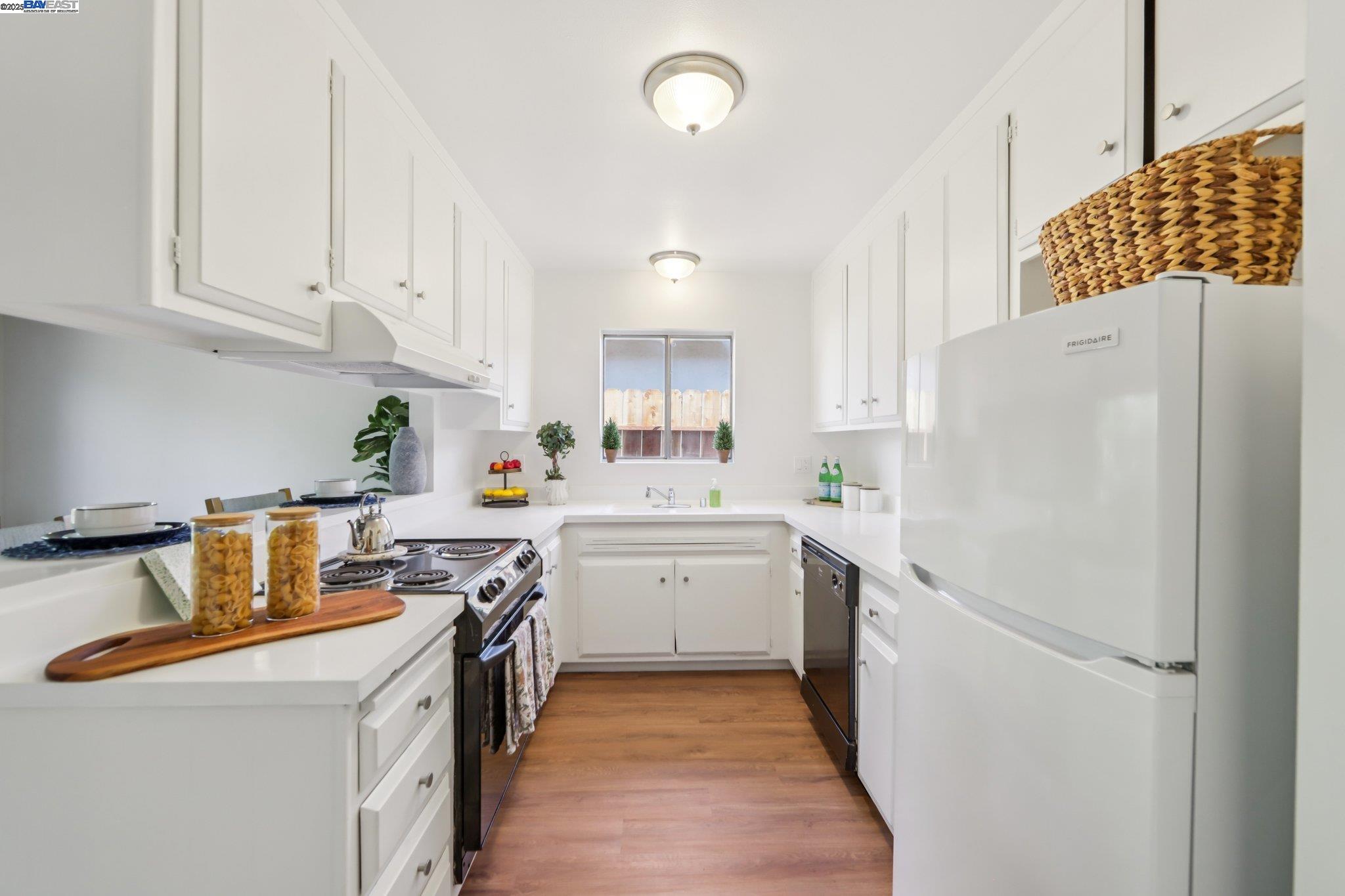1213 Rosewood Way, Alameda, California 94501, 3 Bedrooms Bedrooms, 6 Rooms Rooms,2 BathroomsBathrooms,Residential,For Sale,1213 Rosewood Way,41106341