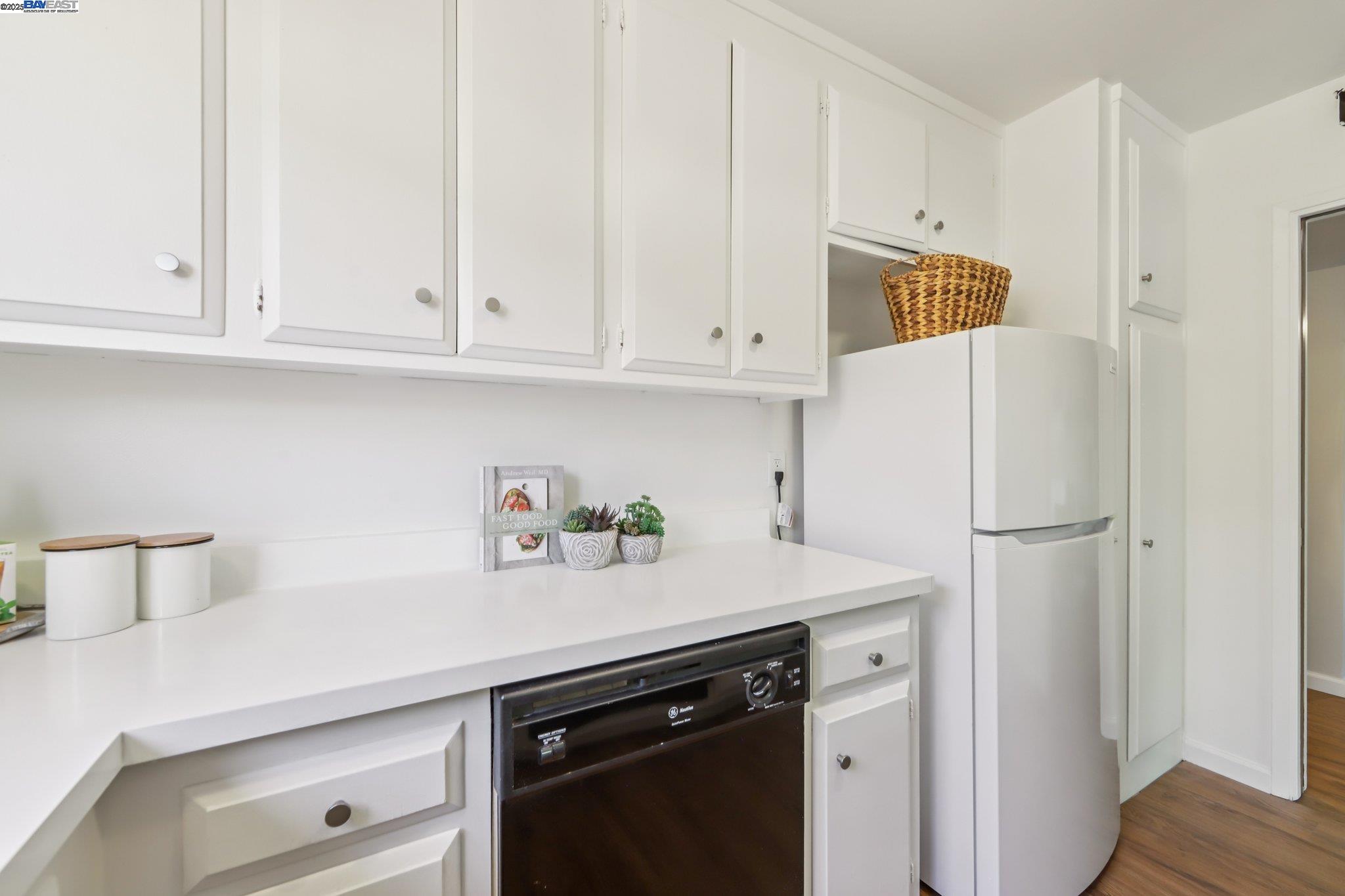 1213 Rosewood Way, Alameda, California 94501, 3 Bedrooms Bedrooms, 6 Rooms Rooms,2 BathroomsBathrooms,Residential,For Sale,1213 Rosewood Way,41106341