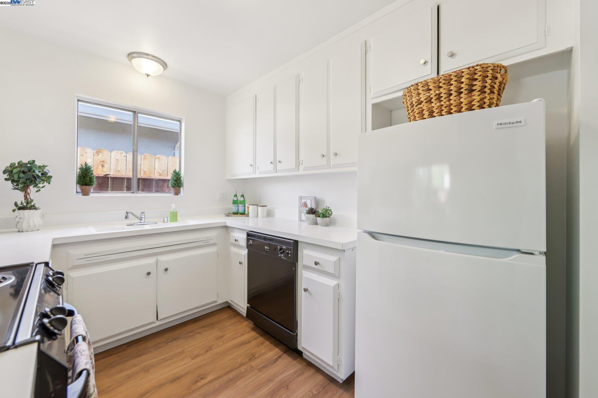 1213 Rosewood Way, Alameda, California 94501, 3 Bedrooms Bedrooms, 6 Rooms Rooms,2 BathroomsBathrooms,Residential,For Sale,1213 Rosewood Way,41106341