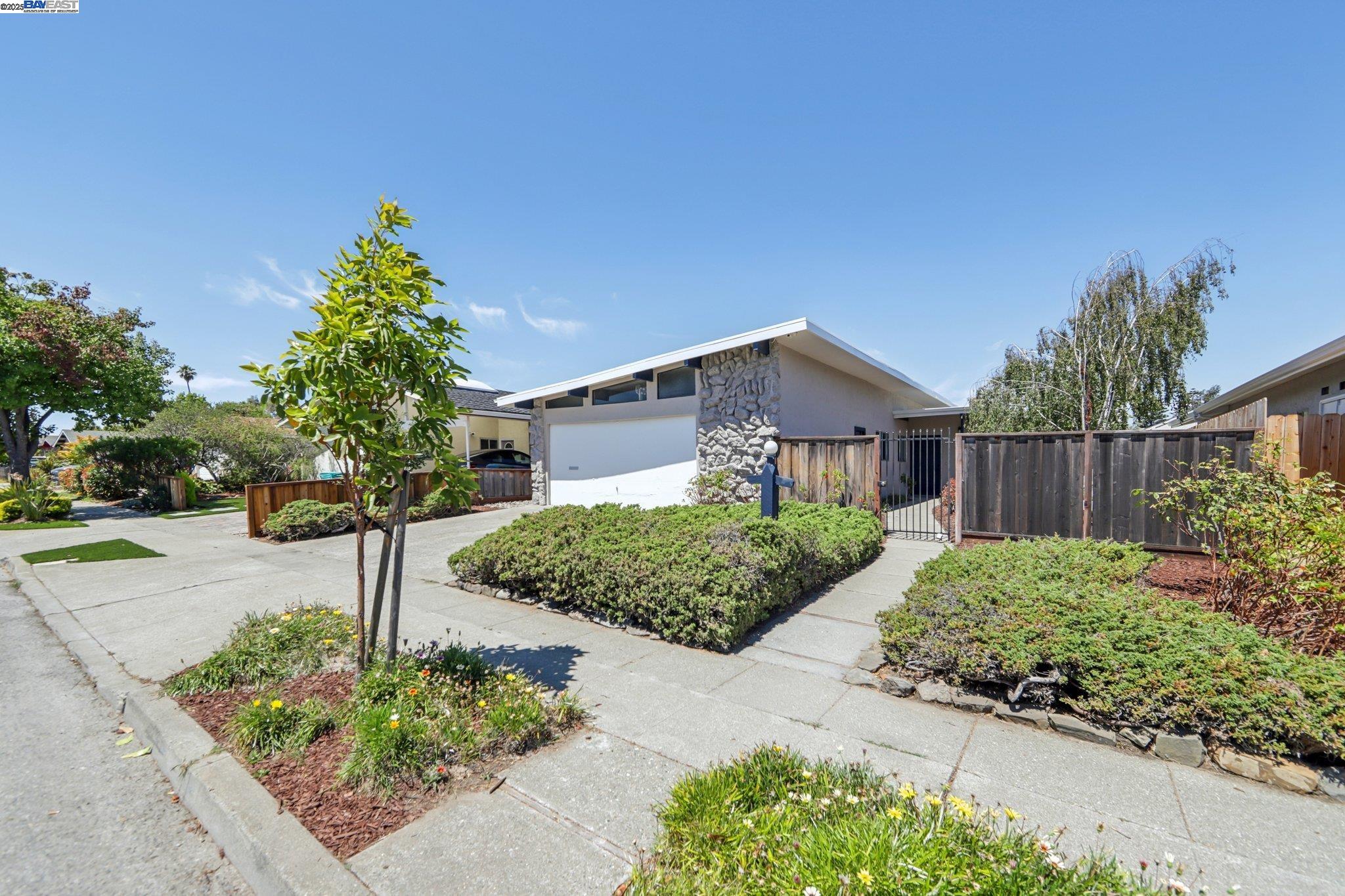 1213 Rosewood Way, Alameda, California 94501, 3 Bedrooms Bedrooms, 6 Rooms Rooms,2 BathroomsBathrooms,Residential,For Sale,1213 Rosewood Way,41106341