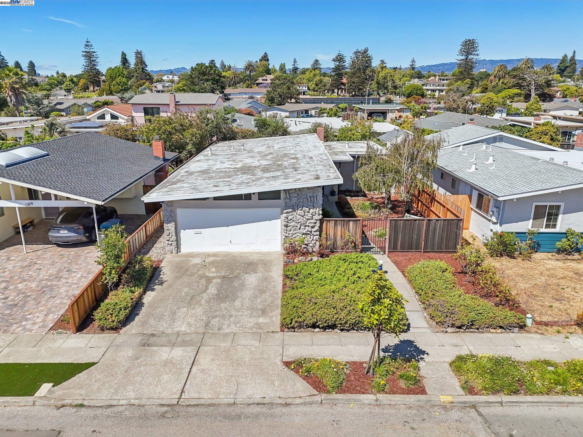1213 Rosewood Way, Alameda, California 94501, 3 Bedrooms Bedrooms, 6 Rooms Rooms,2 BathroomsBathrooms,Residential,For Sale,1213 Rosewood Way,41106341