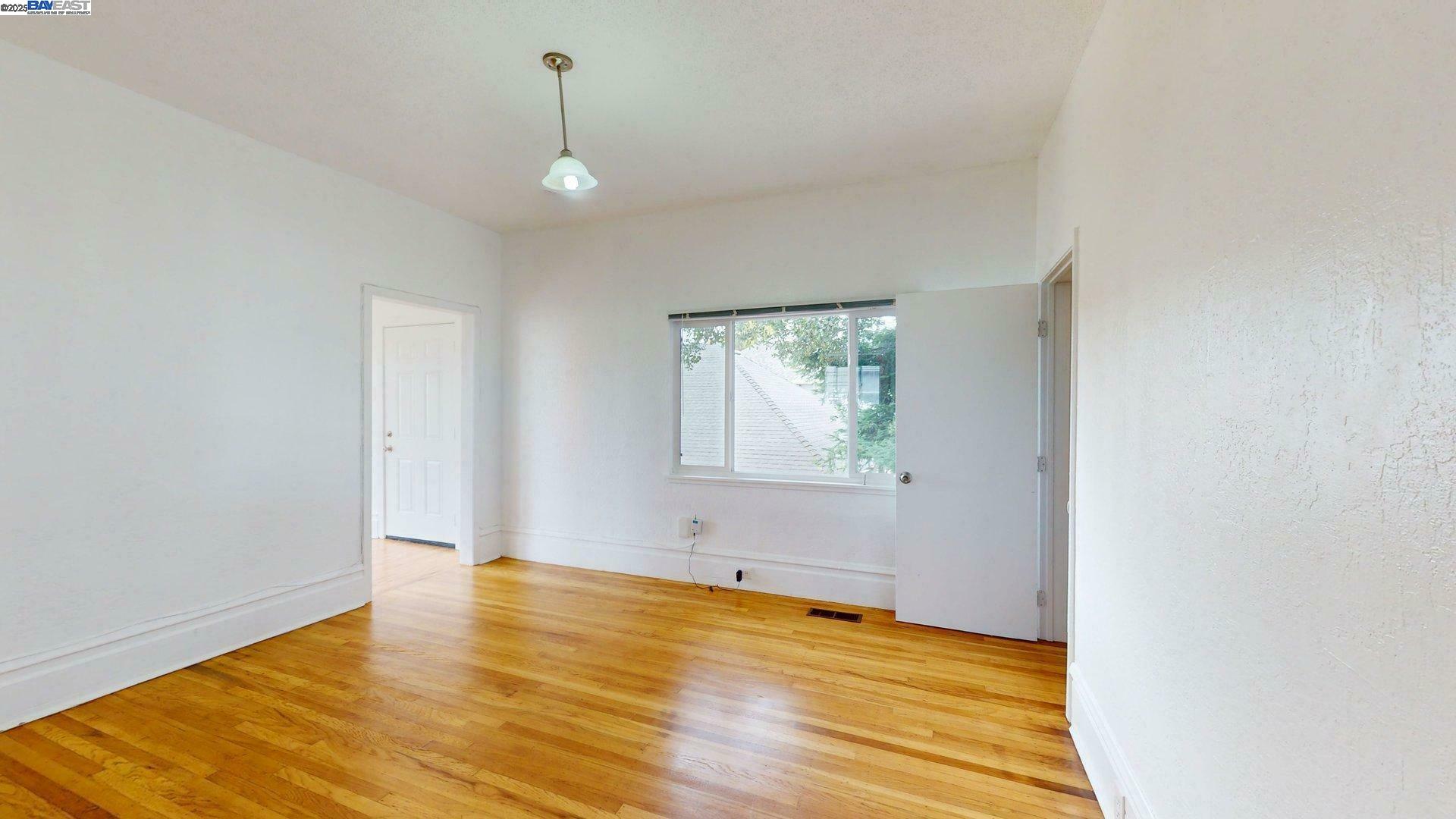 1648 Russell St, Berkeley, California 94703, ,Residential Income,For Sale,1648 Russell St,41106347