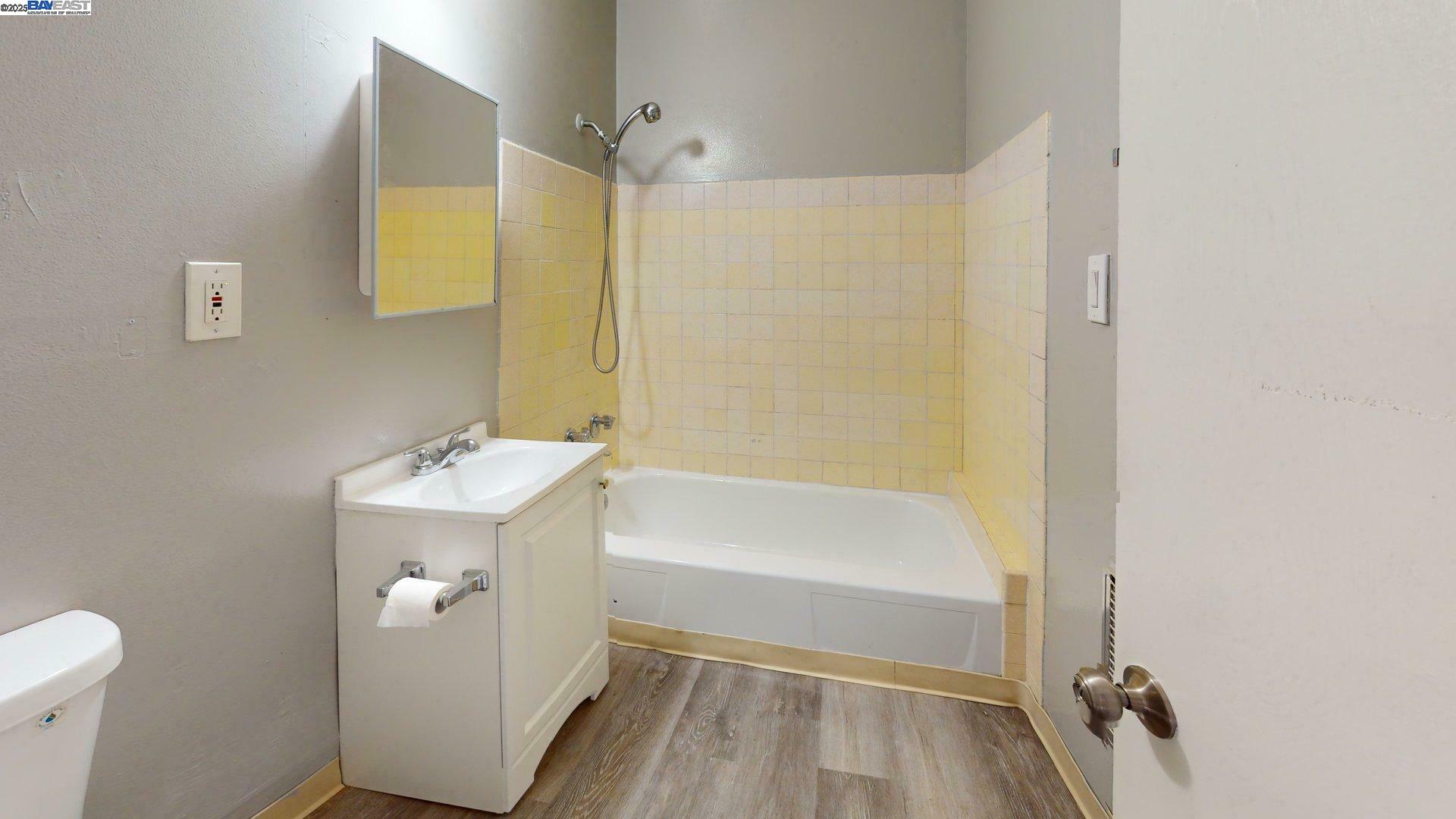 1648 Russell St, Berkeley, California 94703, ,Residential Income,For Sale,1648 Russell St,41106347